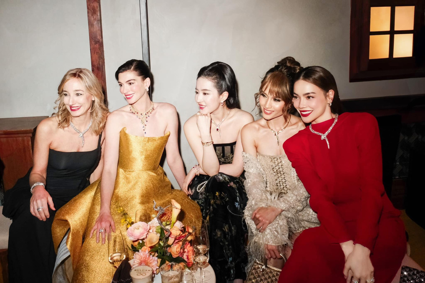 Khoảnh khắc đọ sắc giữa Hồ Ngọc Hà và dàn đại sứ đình đám Lưu Diệc Phi, Anne Hathaway gây sốt. Sao nữ người Việt được nhận xét có khí chất sang trọng, quyền lực, không hề kém cạnh những minh tinh quốc tế. Khoảnh khắc đọ sắc giữa Hồ Ngọc Hà và dàn đại sứ đình đám Lưu Diệc Phi, Anne Hathaway gây sốt. Sao nữ người Việt được nhận xét có khí chất sang trọng, quyền lực, không hề kém cạnh những minh tinh quốc tế.