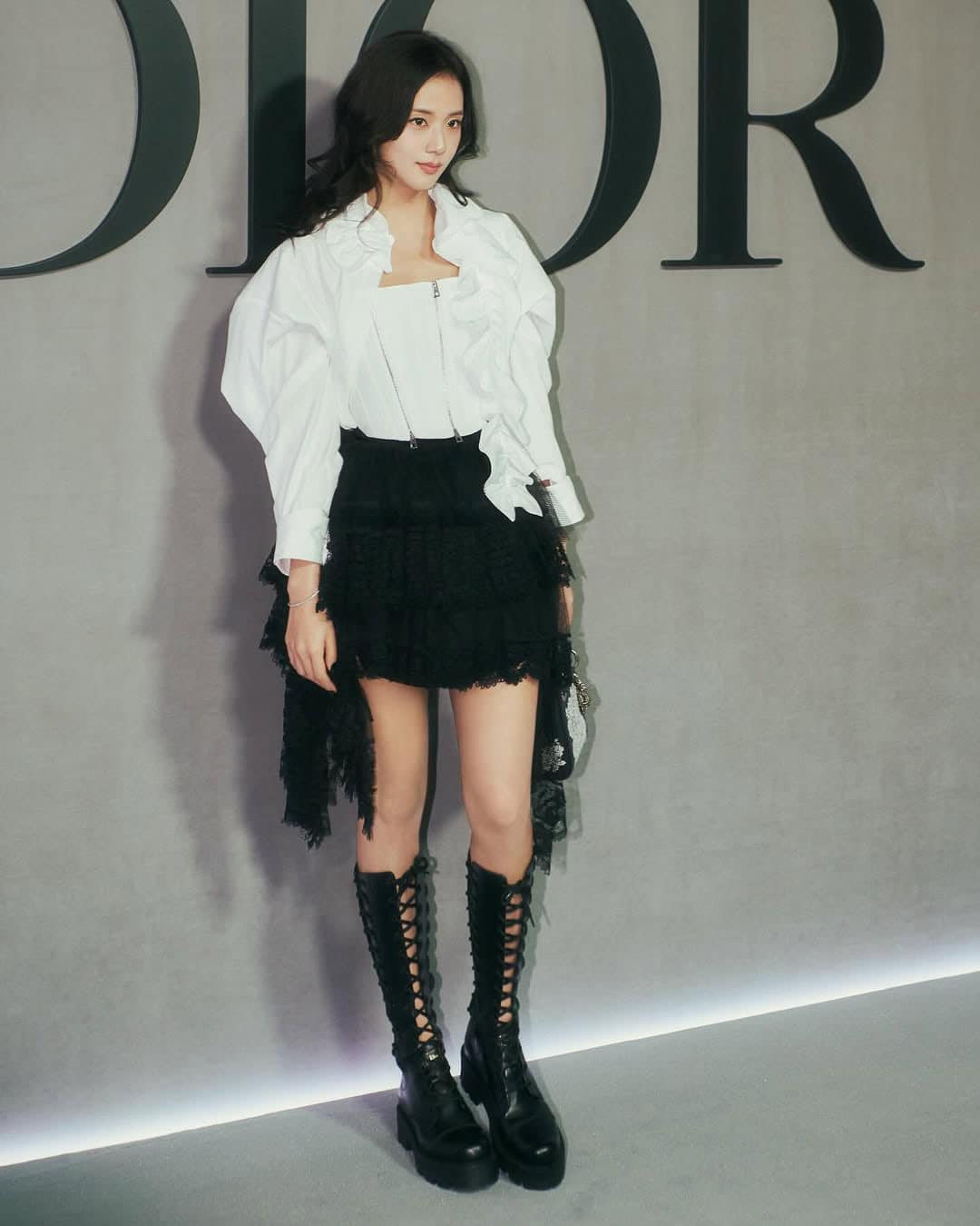 Vẻ rạng rỡ, ngọt ngào của Jisoo BLACKPINK tại show diễn Thu Đông 2025 của thương hiệu Dior. Vẻ rạng rỡ, ngọt ngào của Jisoo BLACKPINK tại show diễn Thu Đông 2025 của thương hiệu Dior.