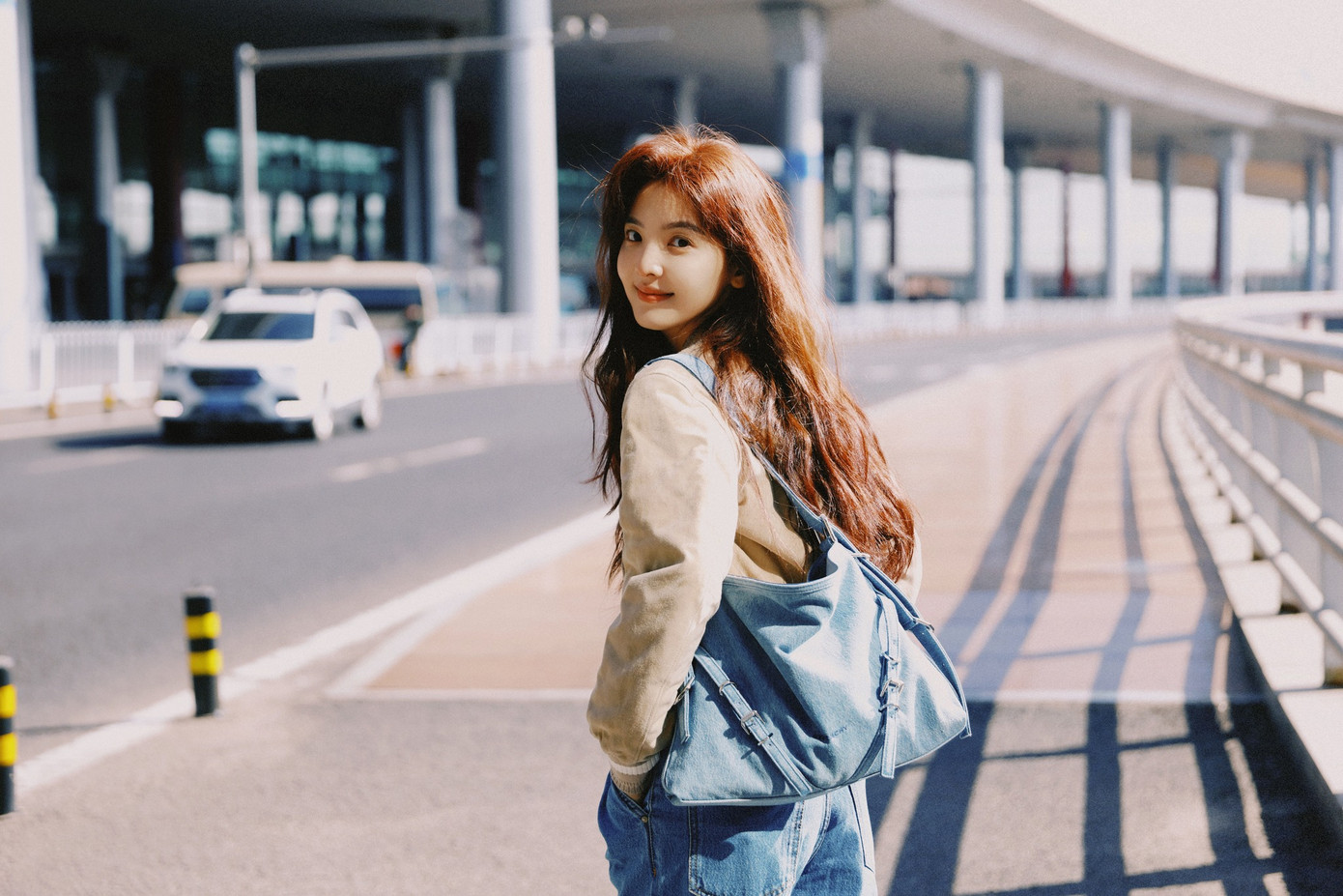 Ở sân bay khởi hành sang Paris Fashion Week, nữ chính Khó Dỗ Dành đã "nhá hàng" mái tóc sáng màu, diện trang phục style năng động. Ở sân bay khởi hành sang Paris Fashion Week, nữ chính Khó Dỗ Dành đã "nhá hàng" mái tóc sáng màu, diện trang phục style năng động.