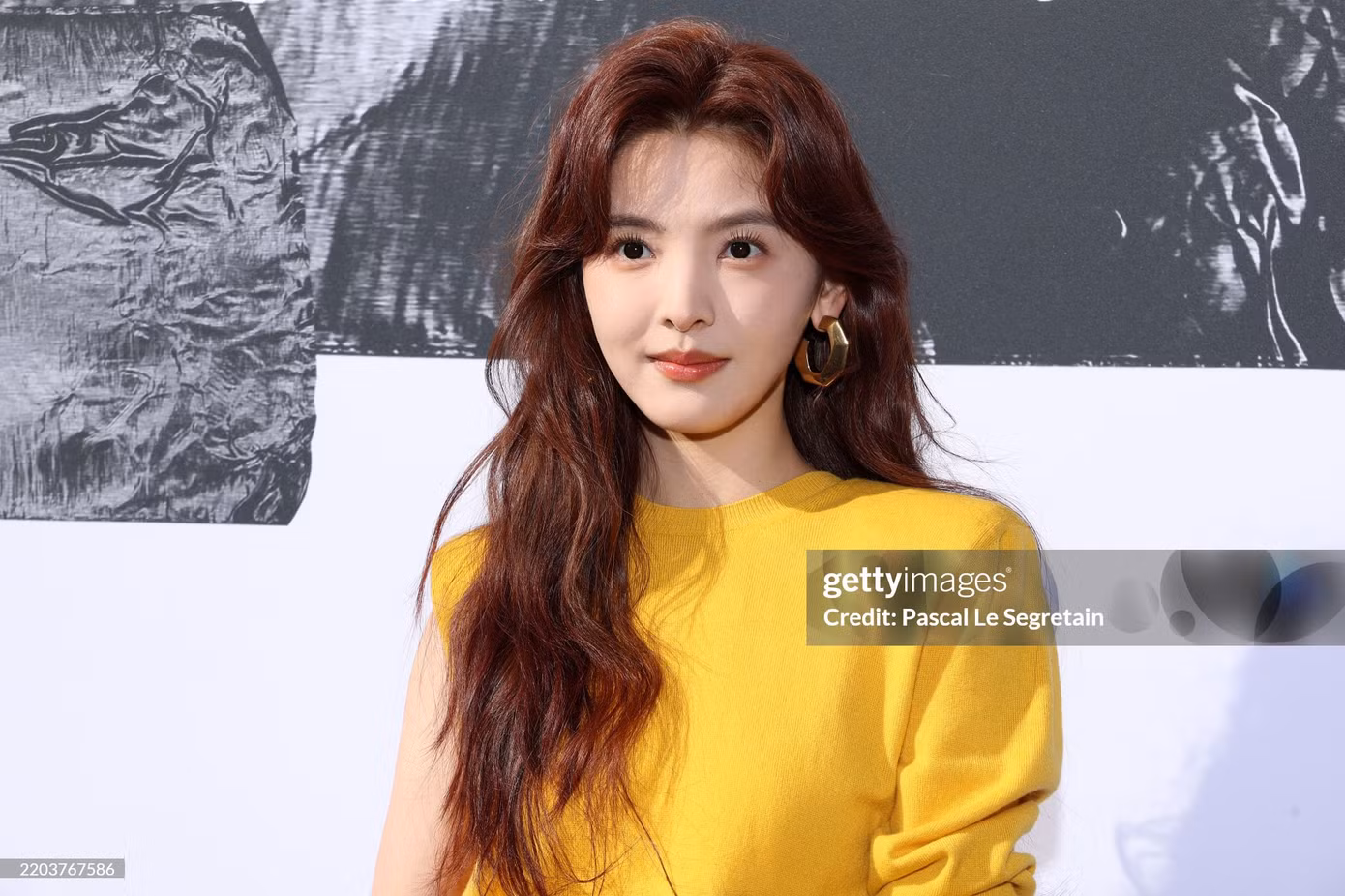 Qua ống kính Getty Images, nhan sắc của Chương Nhược Nam tỏa sáng trong màu tóc cam đỏ, trang sức vàng gold to bản.