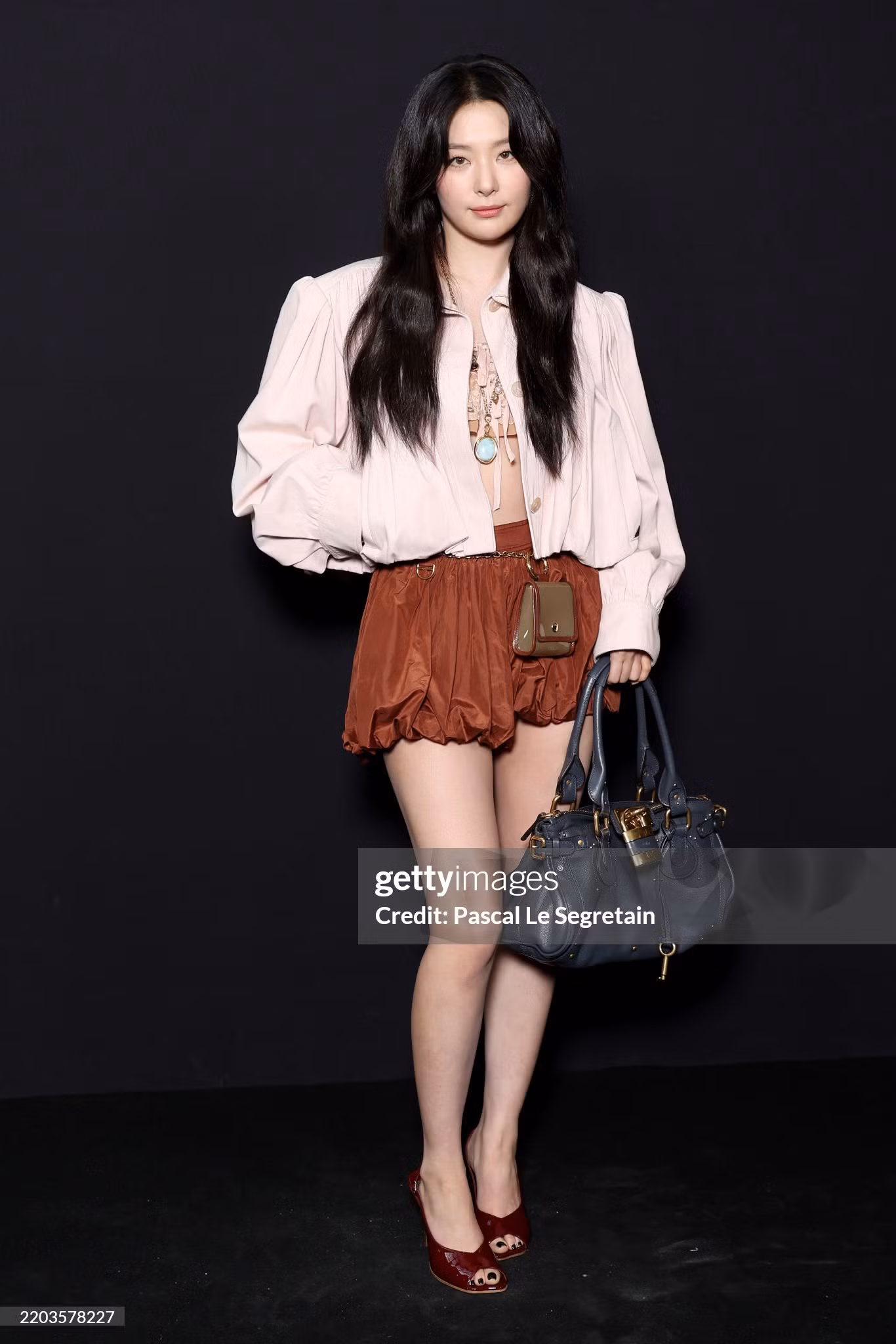 Seulgi Red Velvet lăng xê xu hướng thời trang boho-chic tại Paris Fashion Week.