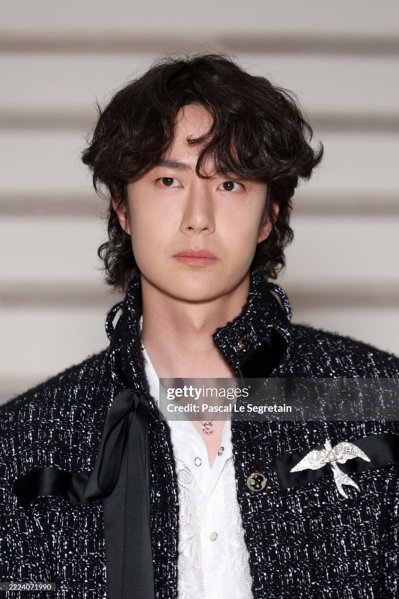 Vẻ lãng tử, điển trai của nam đại sứ Hoa ngữ trong kiểu tóc xoăn bồng bềnh khiến MXH xứ Trung bùng nổ.