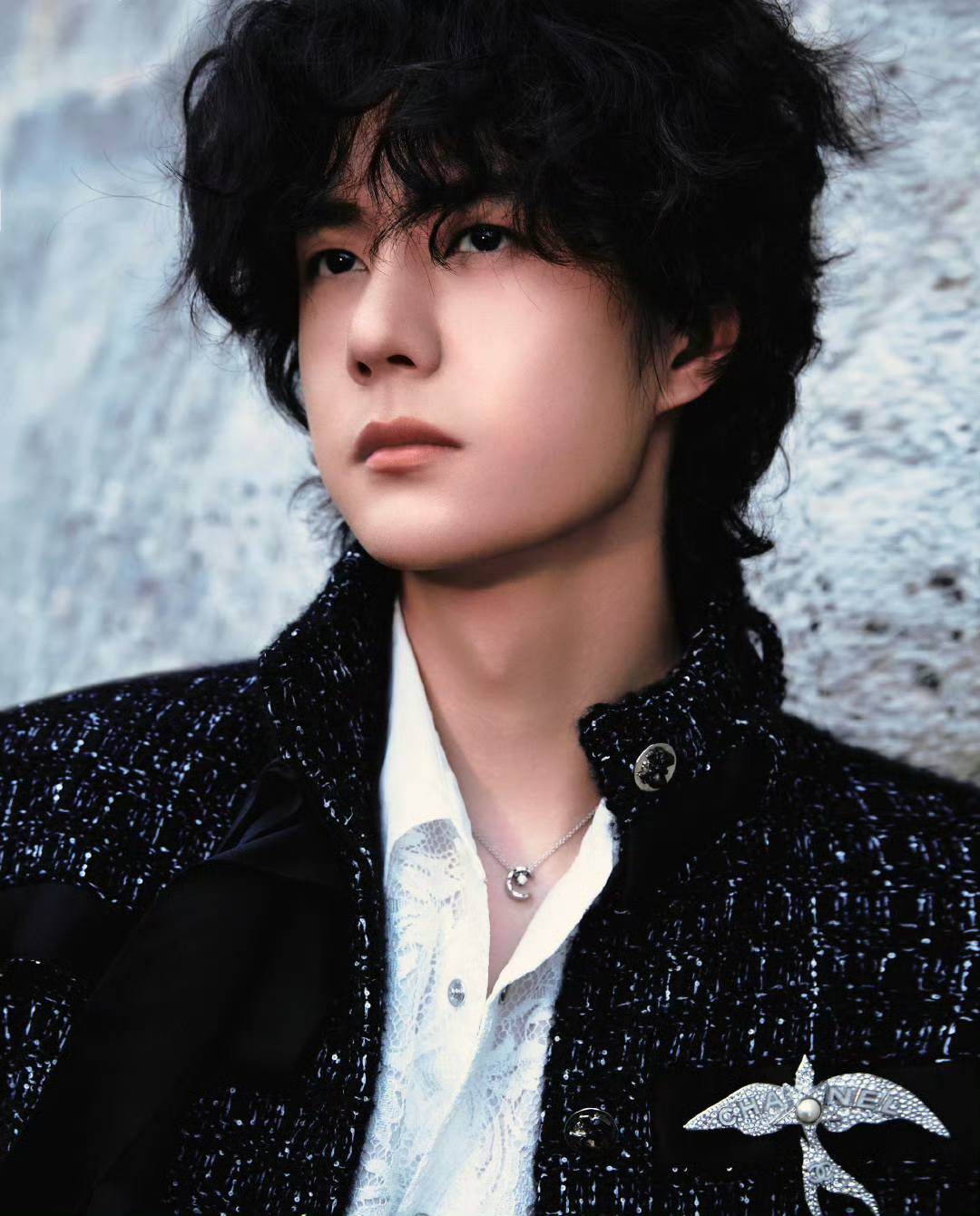 Vẻ lãng tử, điển trai của nam đại sứ Hoa ngữ trong kiểu tóc xoăn bồng bềnh khiến MXH xứ Trung bùng nổ.