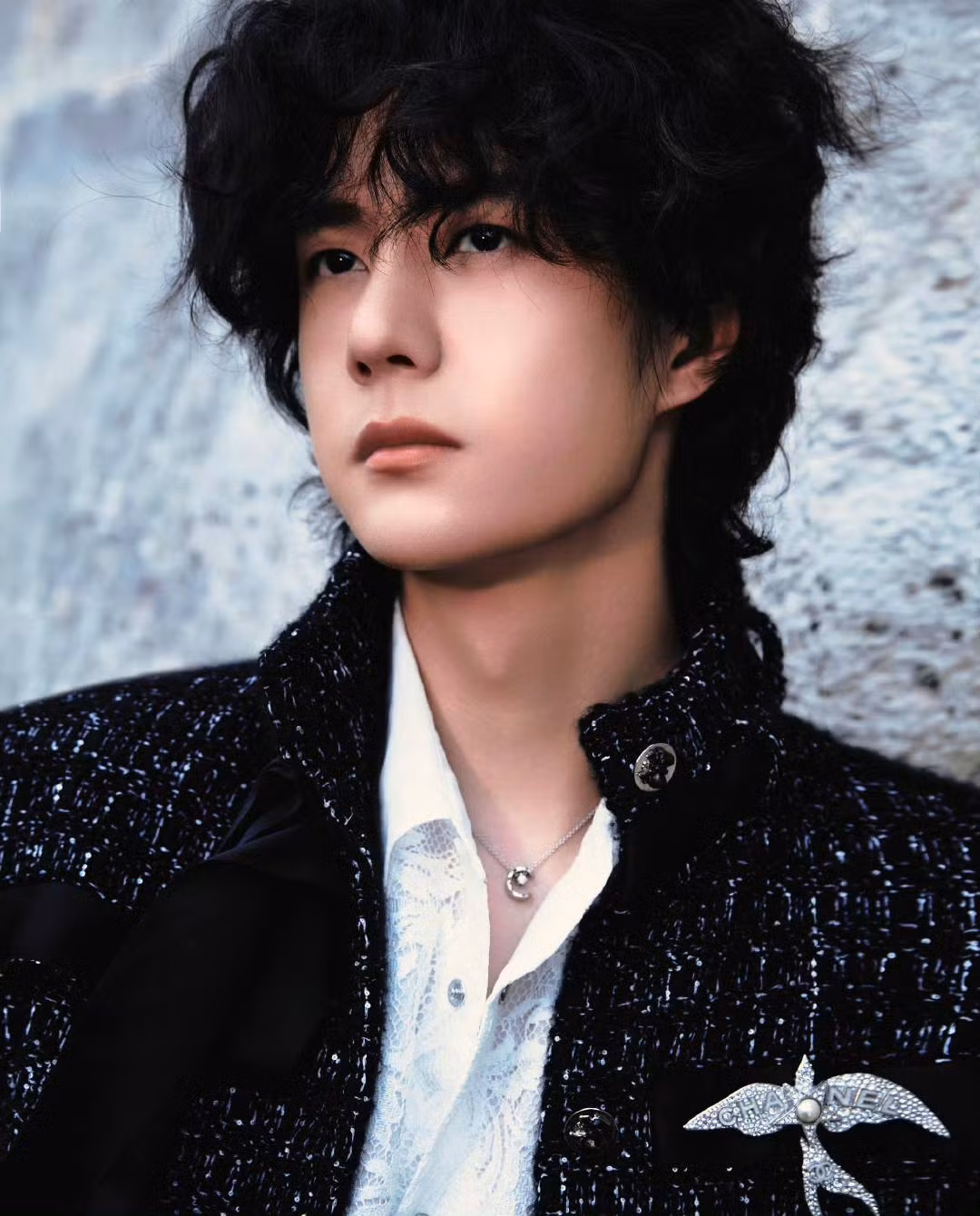 Vẻ lãng tử, điển trai của nam đại sứ Hoa ngữ trong kiểu tóc xoăn bồng bềnh khiến MXH xứ Trung bùng nổ. Vẻ lãng tử, điển trai của nam đại sứ Hoa ngữ trong kiểu tóc xoăn bồng bềnh khiến MXH xứ Trung bùng nổ.