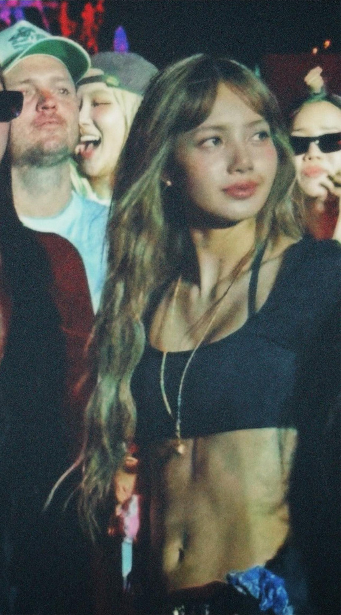 Lisa BLACKPINK khoe sắc vóc khỏe khoắn, cơ bụng 6 múi tại hậu trường Coachella 2025.