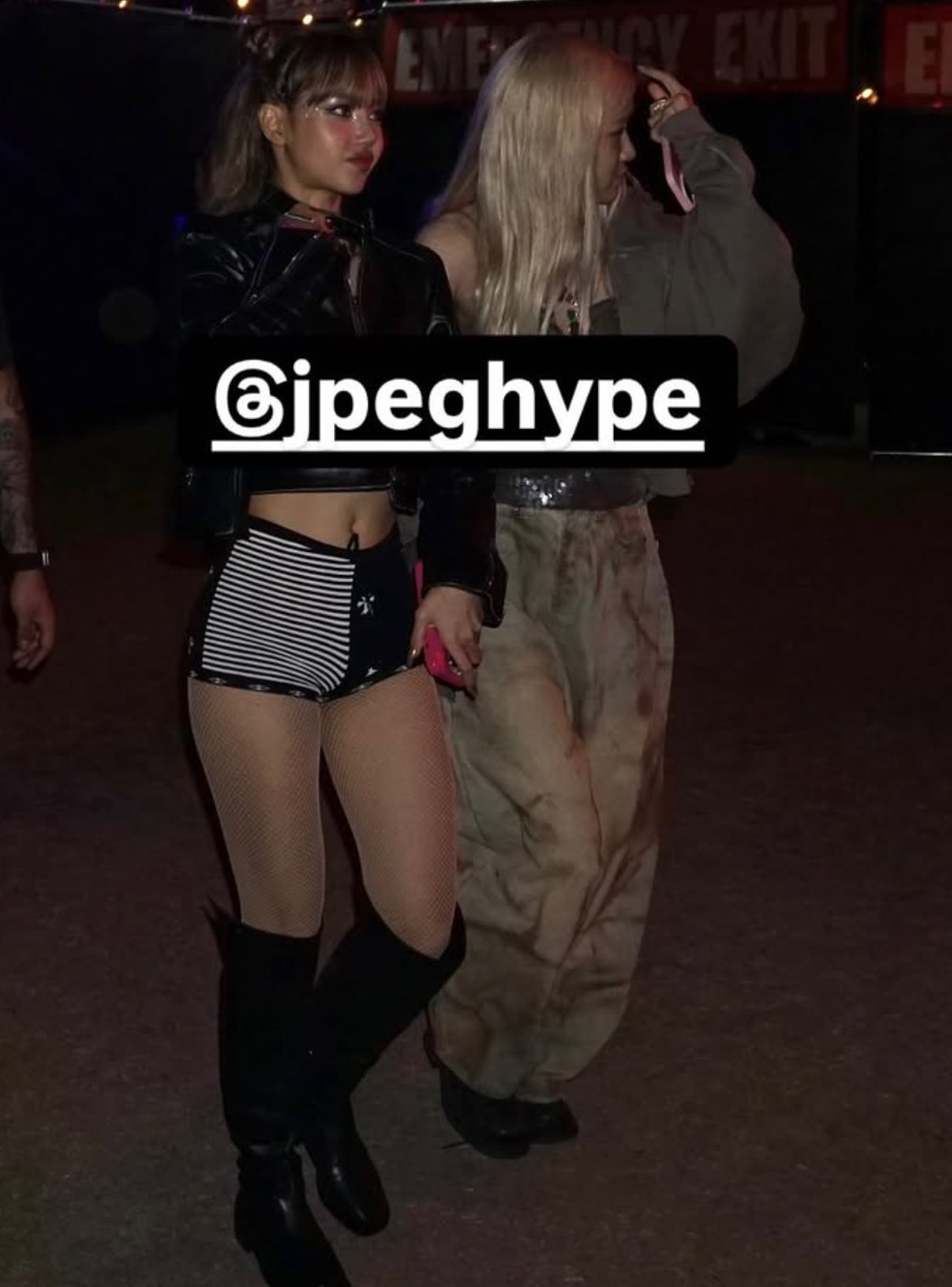 Lisa BLACKPINK khoe sắc vóc khỏe khoắn, cơ bụng 6 múi tại hậu trường Coachella 2025.