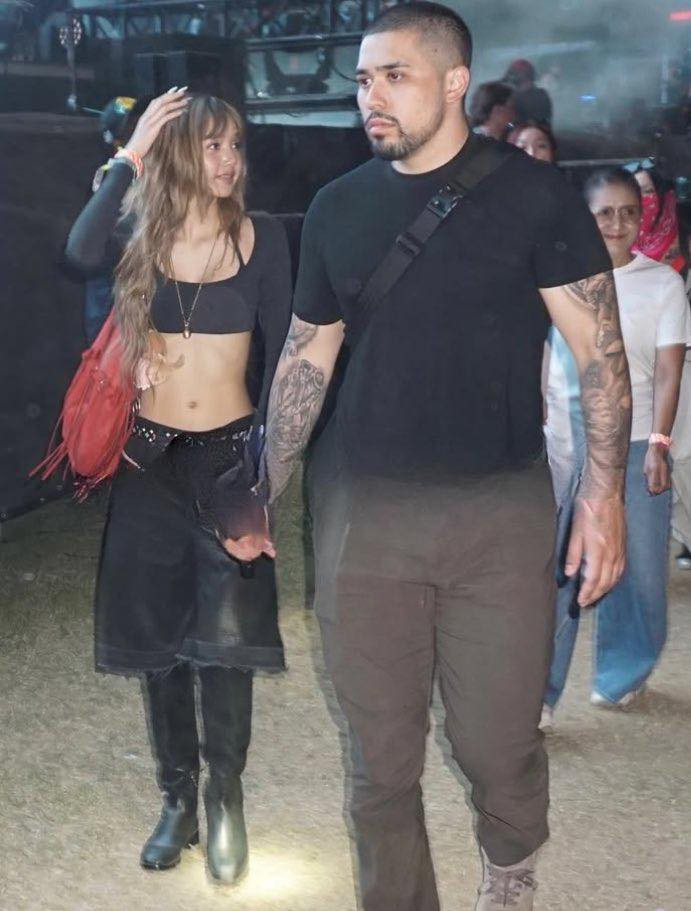 Lisa BLACKPINK khoe sắc vóc khỏe khoắn, cơ bụng 6 múi tại hậu trường Coachella 2025.