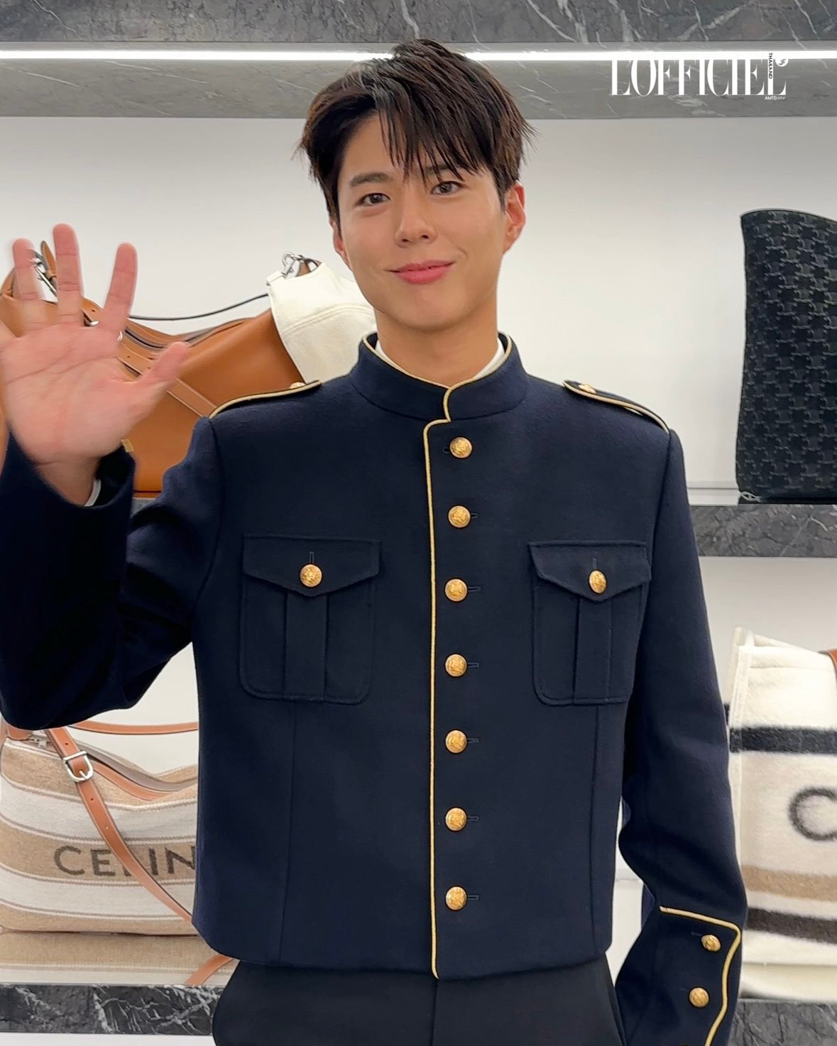 Vẻ hấp dẫn đối lập của Park Bo Gum trên phim và ngoài đời.