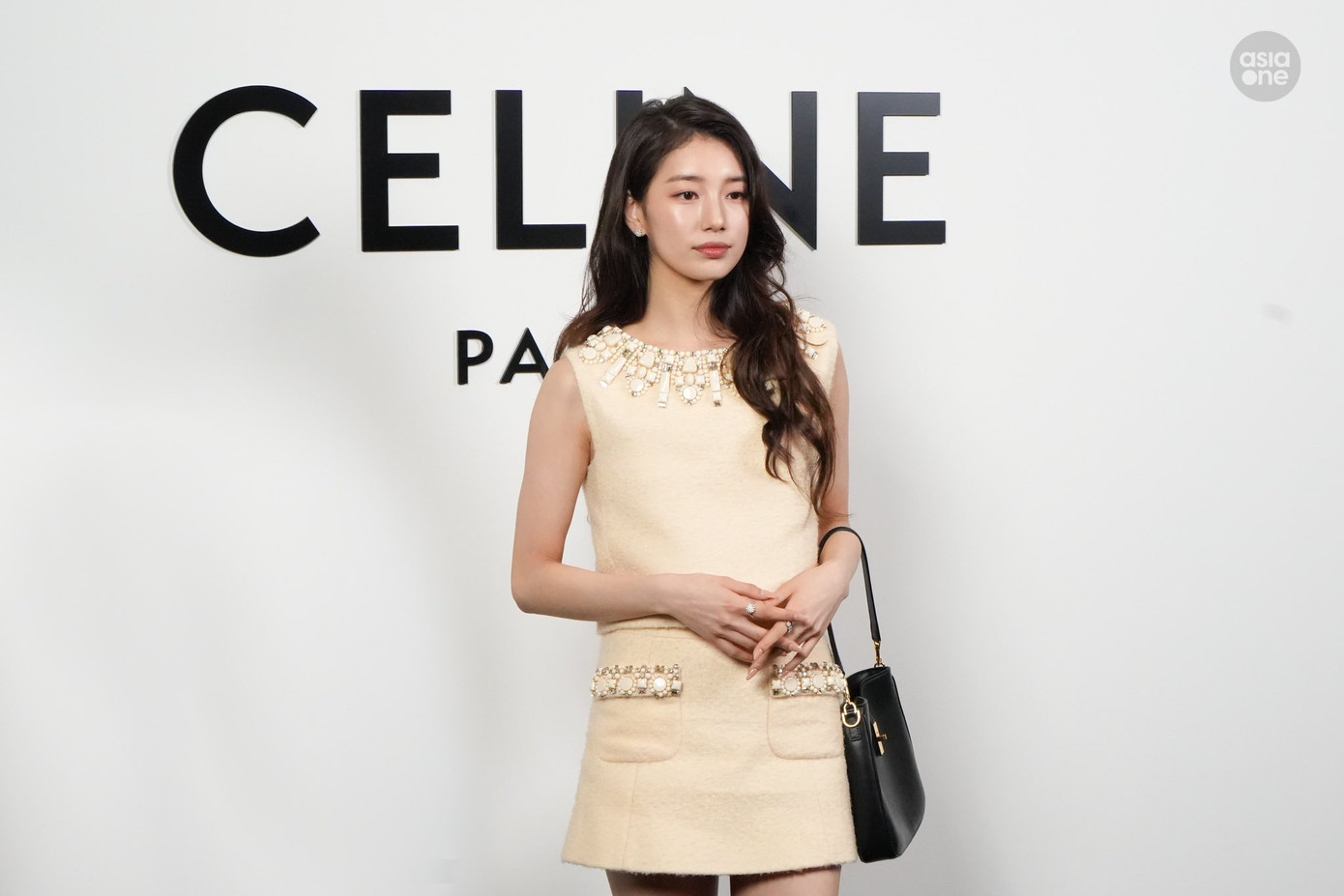 Nhan sắc thanh tú của Suzy tỏa sáng nhờ lối trang điểm trong trẻo, mái tóc xoăn sóng nhẹ.