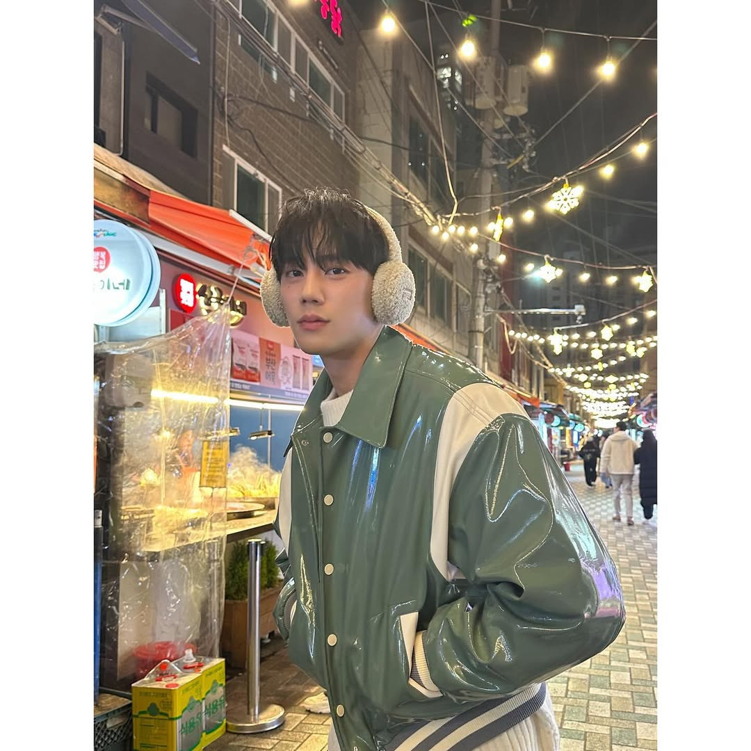 Dàn sao nam Khi Cuộc Đời Cho Bạn Quả Quýt gây thương nhớ nhờ những khung hình đời thường đậm "chất liệu bạn trai" (boyfriend material). Dàn sao nam Khi Cuộc Đời Cho Bạn Quả Quýt gây thương nhớ nhờ những khung hình đời thường đậm "chất liệu bạn trai" (boyfriend material).