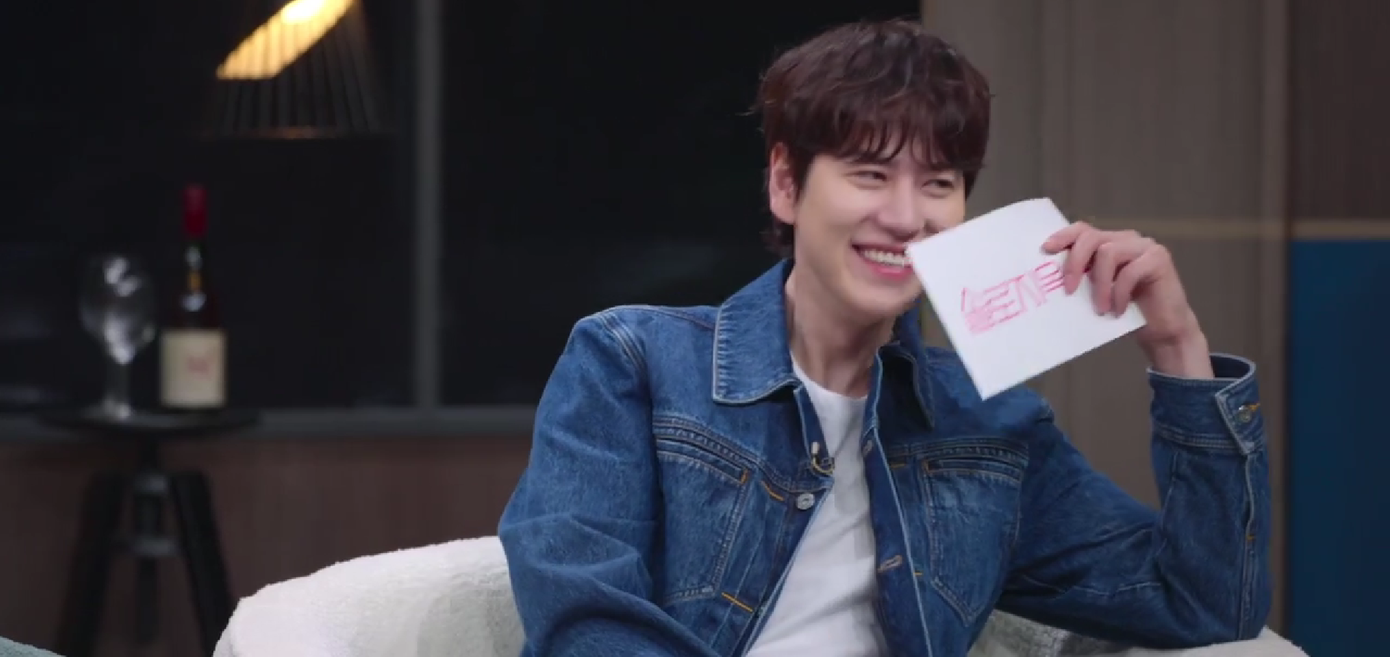 Ban bình luận bật cười trước sự "tự luyến" của mỹ nam. Ban bình luận bật cười trước sự "tự luyến" của mỹ nam.