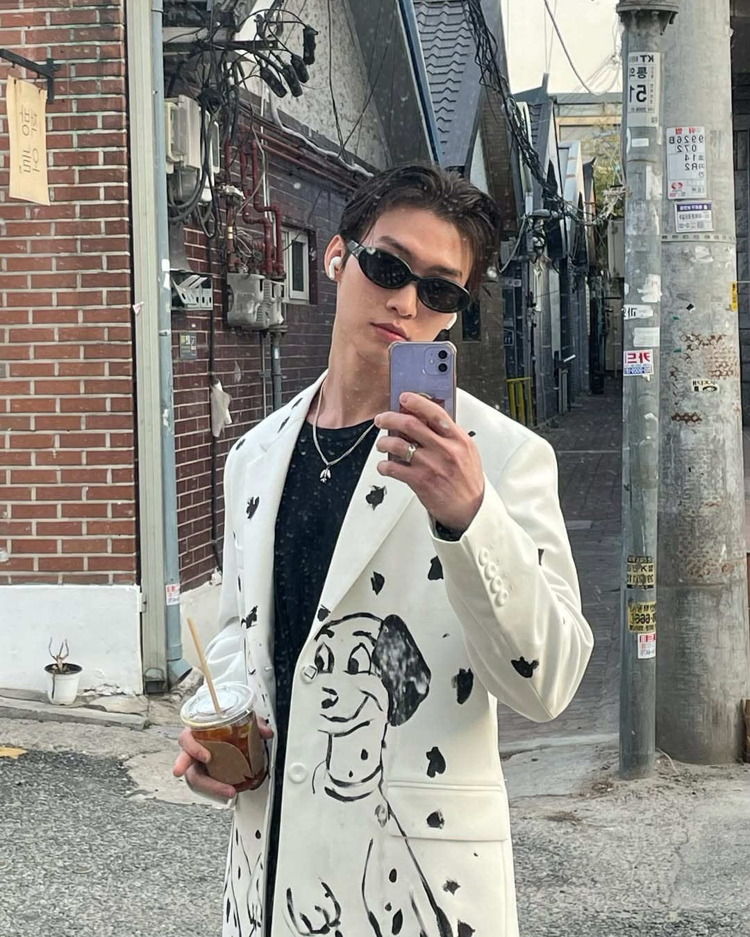 Nam diễn viên biến hóa đa dạng phong cách từ "chàng thơ" cho tới "dân chơi" trong thời trang thường ngày. Nam diễn viên biến hóa đa dạng phong cách từ "chàng thơ" cho tới "dân chơi" trong thời trang thường ngày.