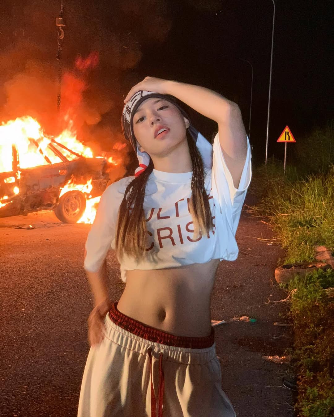 Mi Nga sở hữu nhan sắc hài hòa, tươi tắn, chuộng phong cách ăn mặc ngoài đời thể thao, năng động.