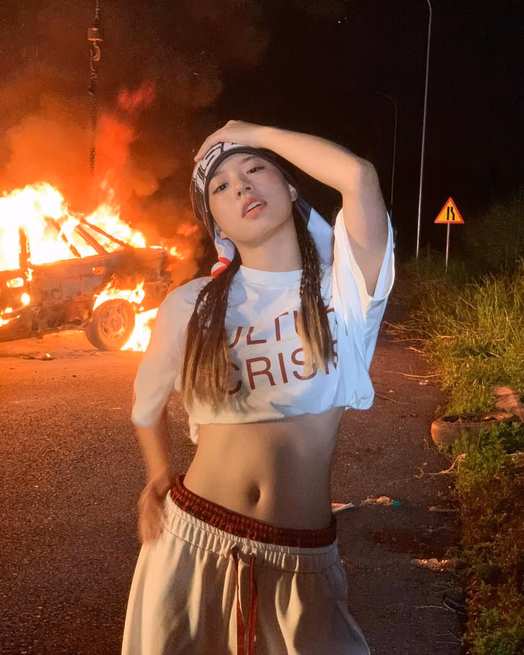 Mi Nga sở hữu nhan sắc hài hòa, tươi tắn, chuộng phong cách ăn mặc ngoài đời thể thao, năng động.