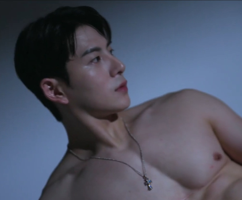 Jong Hoon gây trầm trồ với hình thể rắn rỏi, bờ vai rộng &quot;đáng tin cậy&quot;, anh chàng rất tự tin về đôi mắt cuốn hút của mình.