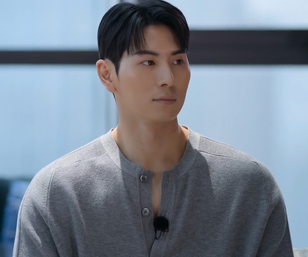 Jong Hoon gây trầm trồ với hình thể rắn rỏi, bờ vai rộng &quot;đáng tin cậy&quot;, anh chàng rất tự tin về đôi mắt cuốn hút của mình.