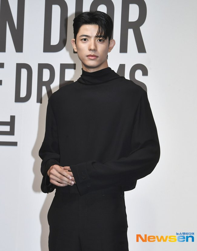 Đại sứ Lomon &quot;kín cổng cao tường&quot; dự triển lãm Dior.