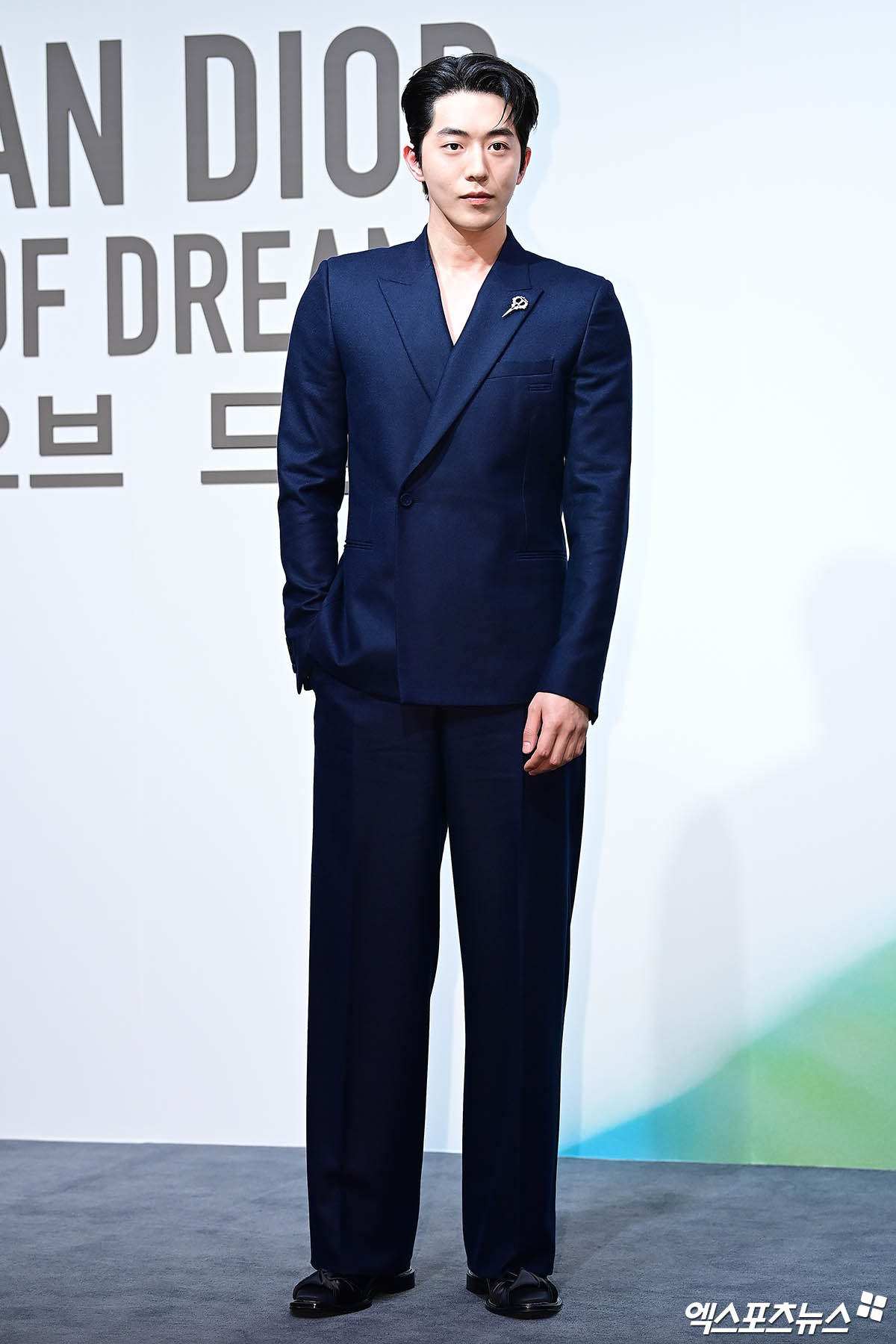 Nam Joo Hyuk diện âu phục đến từ sàn diễn Dior Men Fall 2025 Ready-to-Wear.