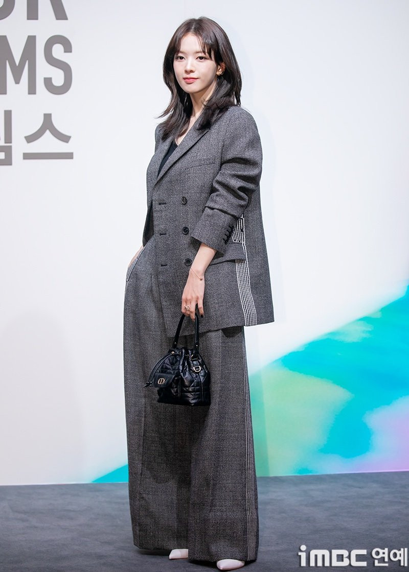 Roh Jeong Eui là mỹ nhân hiếm hoi lựa chọn âu phục tới dự sự kiện của Dior. Nữ chính The Witch hoàn thiện tạo hình cùng túi xách da cừu Caro Nano Bucket giá 85 triệu đồng, giày cao gót mũi nhọn màu trắng cân đối tổng thể.