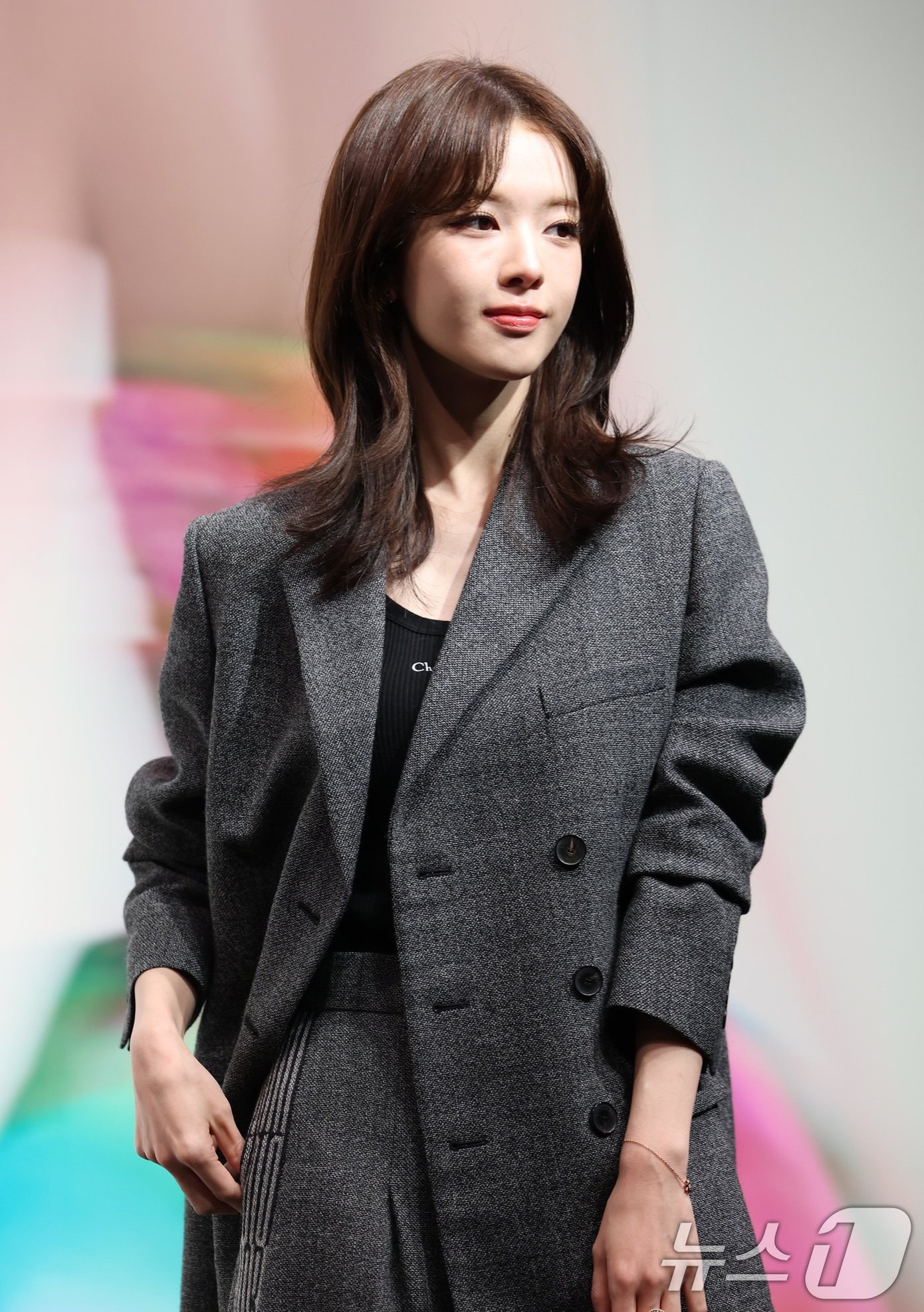 Roh Jeong Eui là mỹ nhân hiếm hoi lựa chọn âu phục tới dự sự kiện của Dior. Nữ chính The Witch hoàn thiện tạo hình cùng túi xách da cừu Caro Nano Bucket giá 85 triệu đồng, giày cao gót mũi nhọn màu trắng cân đối tổng thể.