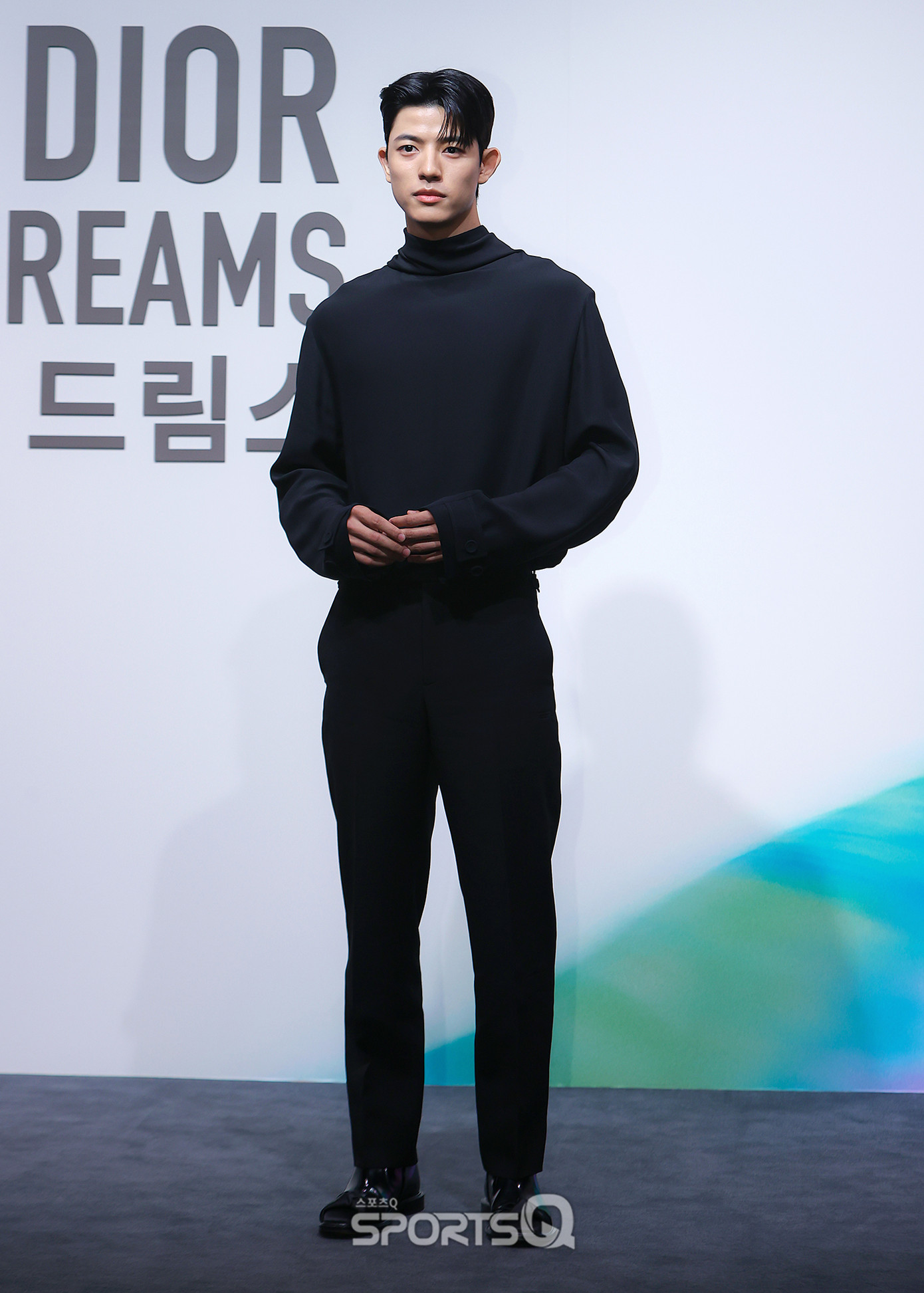 Đại sứ Lomon &quot;kín cổng cao tường&quot; dự triển lãm Dior.