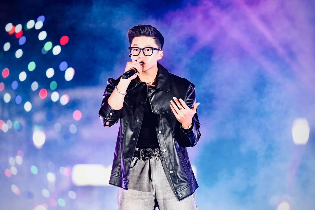 Đoàn Văn Chung năng nổ trong các hoạt động văn nghệ đội nhóm, cuộc thi ca hát trước khi ghi danh Tân Binh Toàn Năng 2025. Đoàn Văn Chung năng nổ trong các hoạt động văn nghệ đội nhóm, cuộc thi ca hát trước khi ghi danh Tân Binh Toàn Năng 2025.