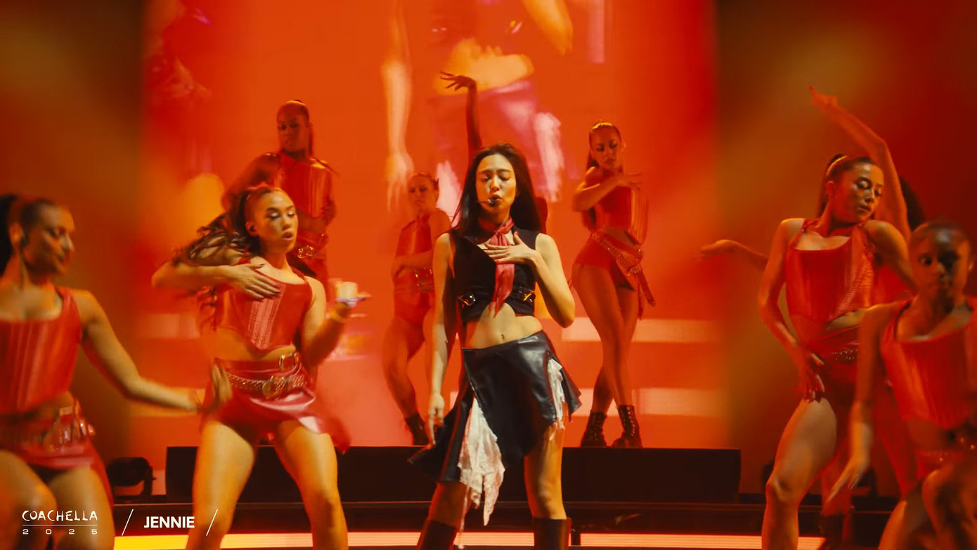 IT Girl xứ Hàn biến hóa cuốn hút, thêm thắt các món phụ kiện như khăn lụa đỏ quàng cổ, chân váy da đen phối ren trắng phù hợp với tinh thần mỗi ca khúc.