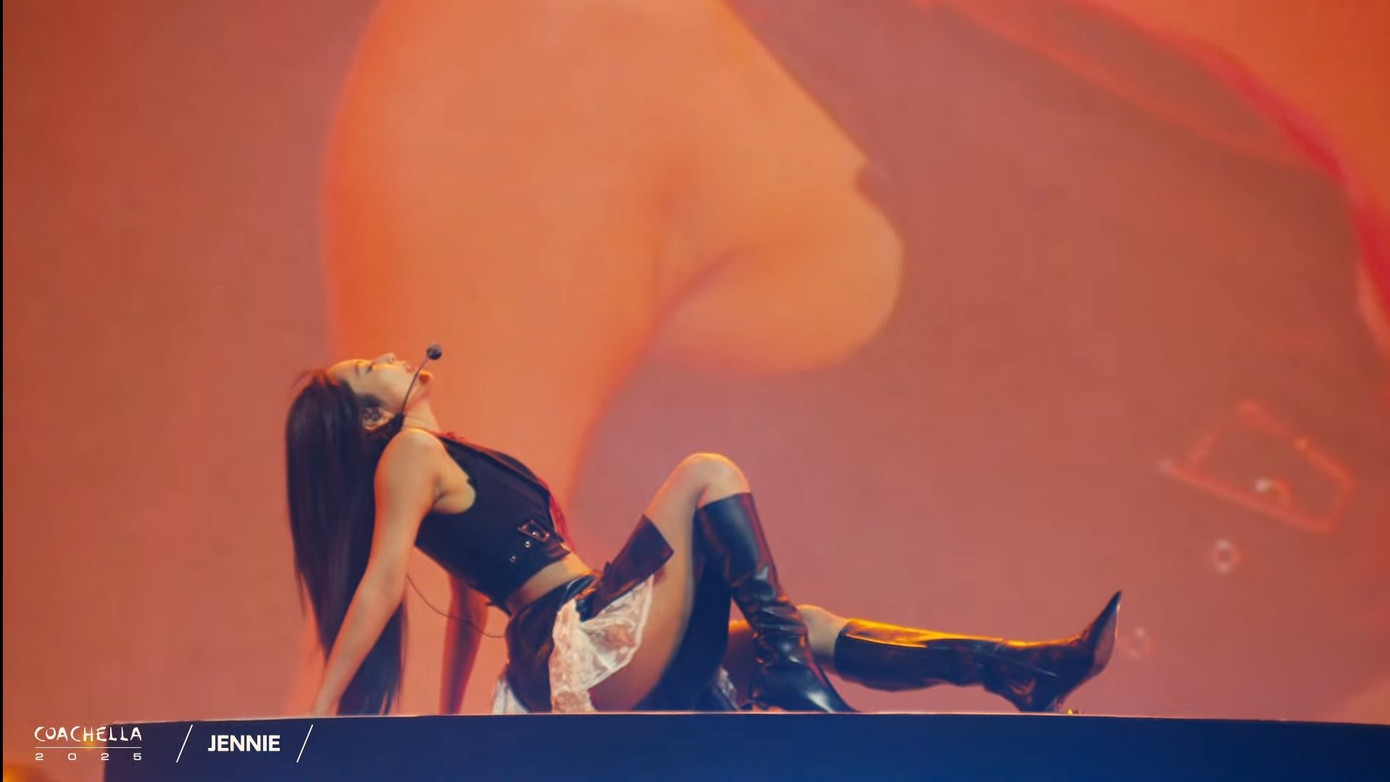 IT Girl xứ Hàn biến hóa cuốn hút, thêm thắt các món phụ kiện như khăn lụa đỏ quàng cổ, chân váy da đen phối ren trắng phù hợp với tinh thần mỗi ca khúc.