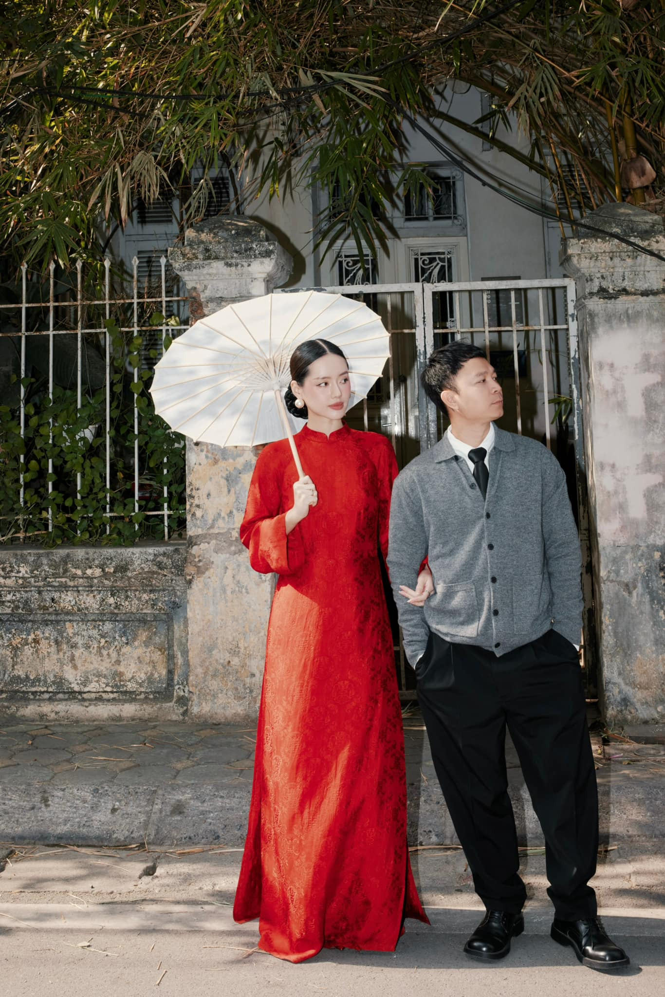 Diện mạo đằm thắm của Khánh Linh trong kiểu tóc búi thấp cổ điển. Diện mạo đằm thắm của Khánh Linh trong kiểu tóc búi thấp cổ điển.