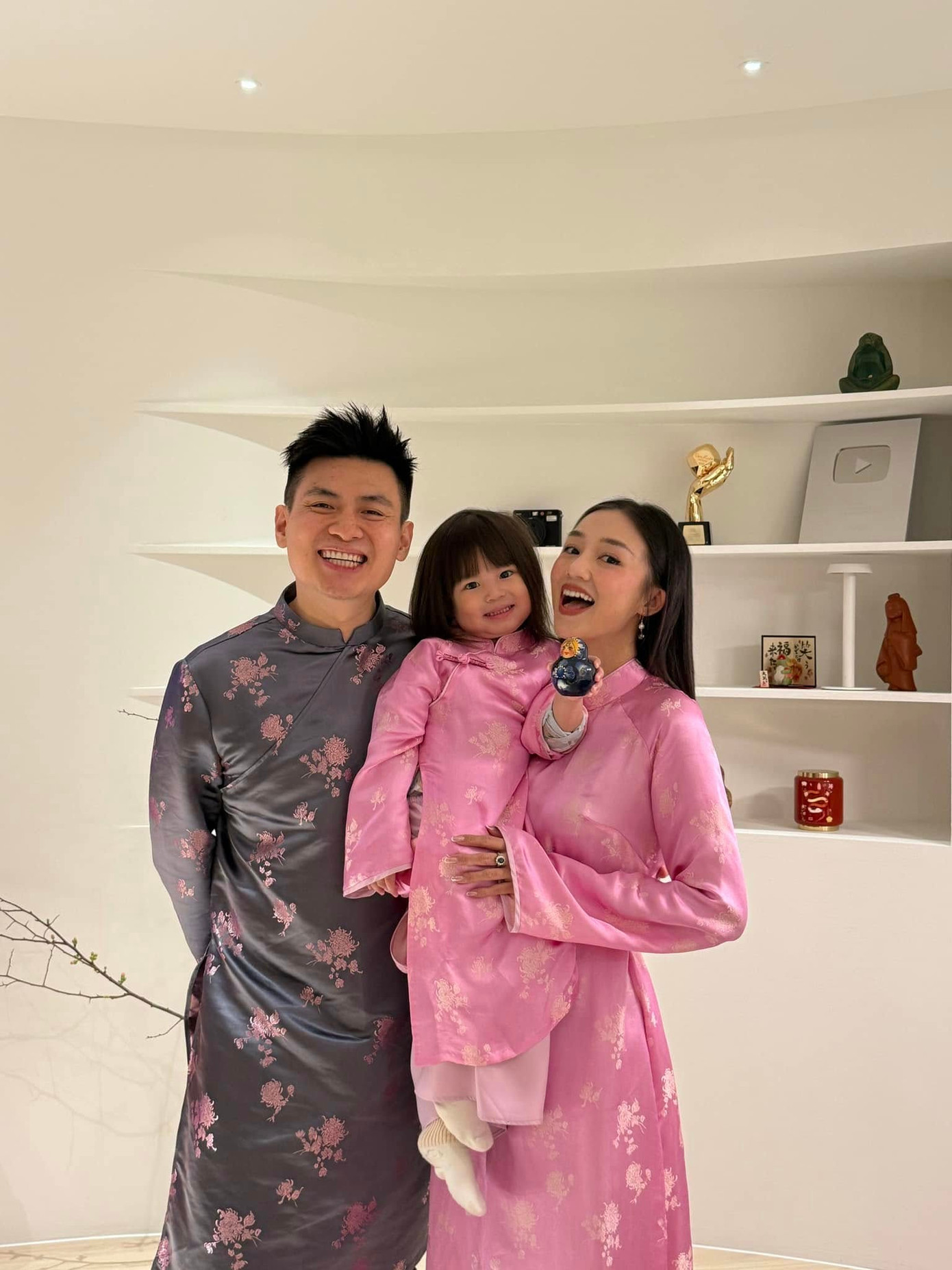 Gia đình hotgirl Salim rạng rỡ ngày mùng 1 Tết Ất Tỵ cùng trang phục truyền thống tông màu hồng tím.