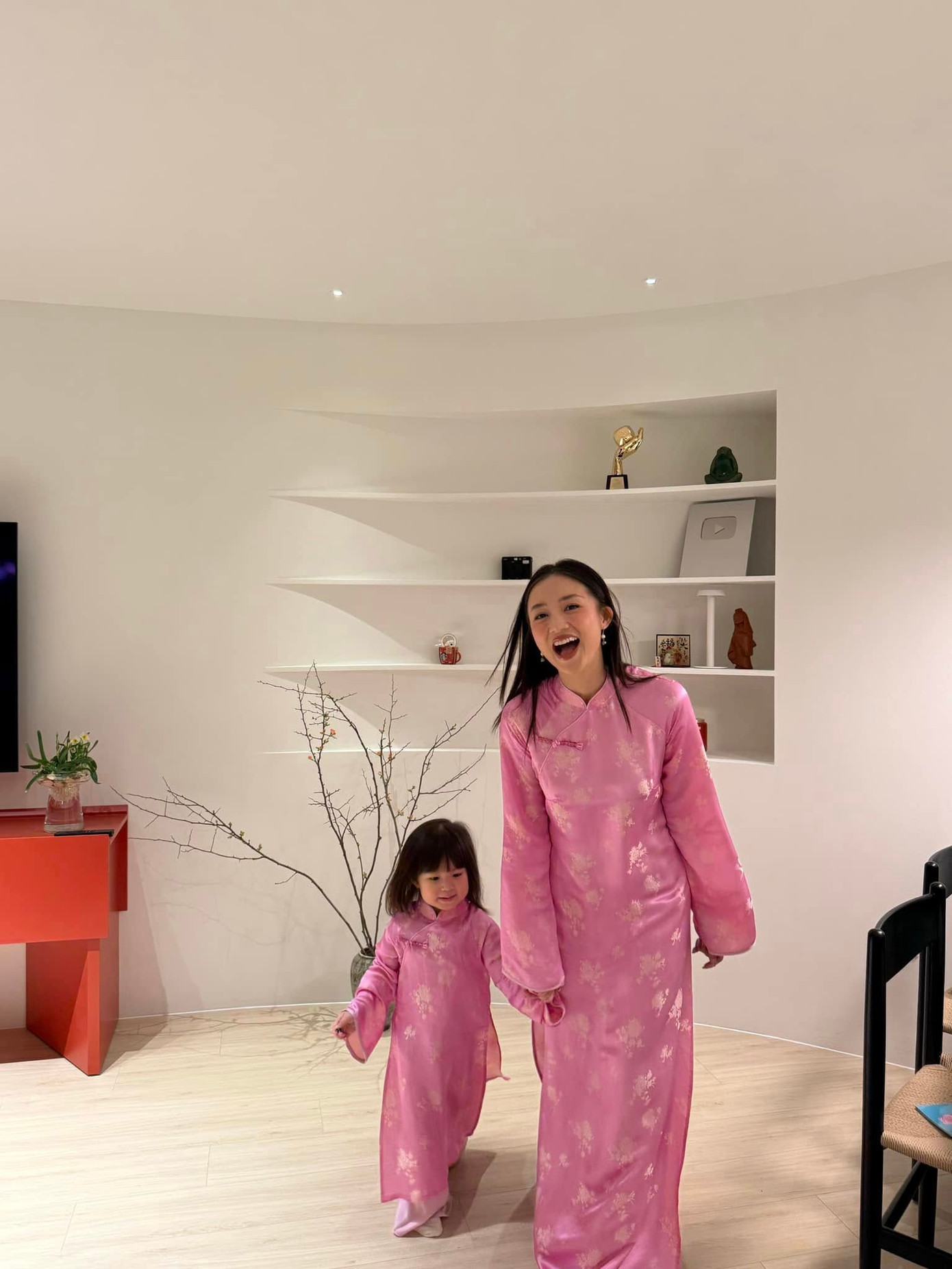 Gia đình hotgirl Salim rạng rỡ ngày mùng 1 Tết Ất Tỵ cùng trang phục truyền thống tông màu hồng tím.