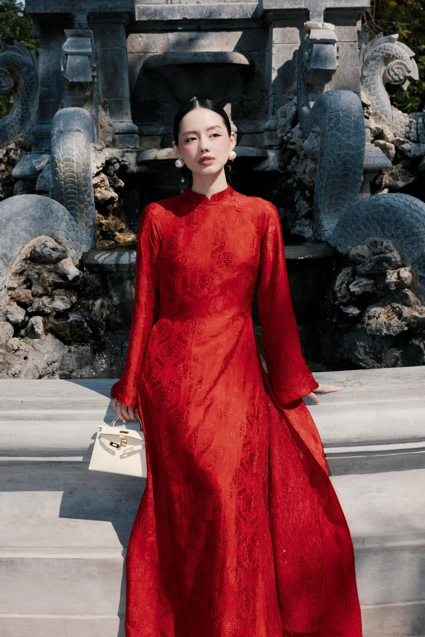 Diện mạo đằm thắm của Khánh Linh trong kiểu tóc búi thấp cổ điển. Diện mạo đằm thắm của Khánh Linh trong kiểu tóc búi thấp cổ điển.