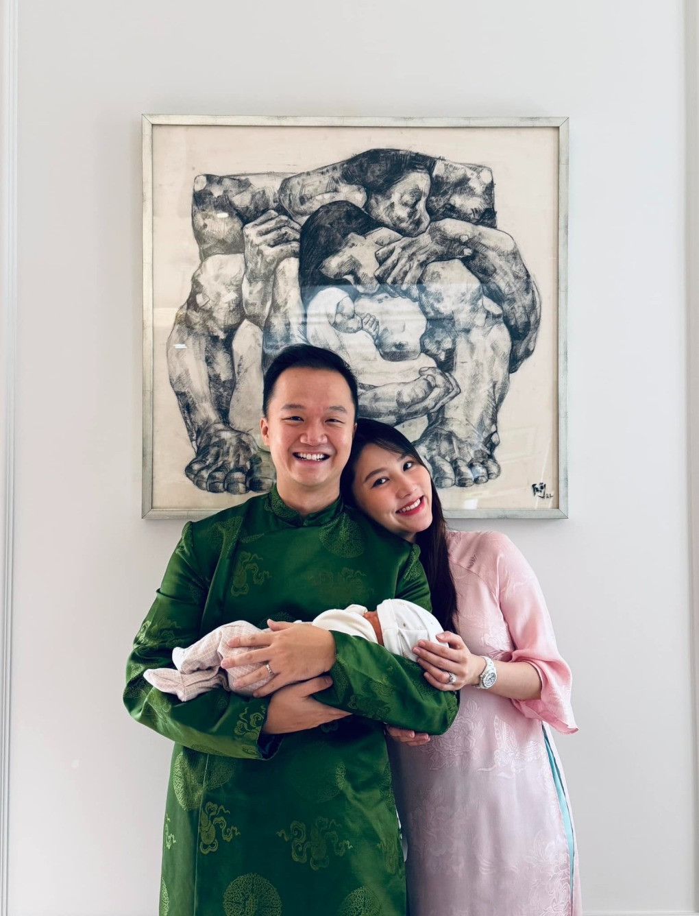 Nhan sắc đằm thắm của Diễm My 9X sau khi sinh con đầu lòng.