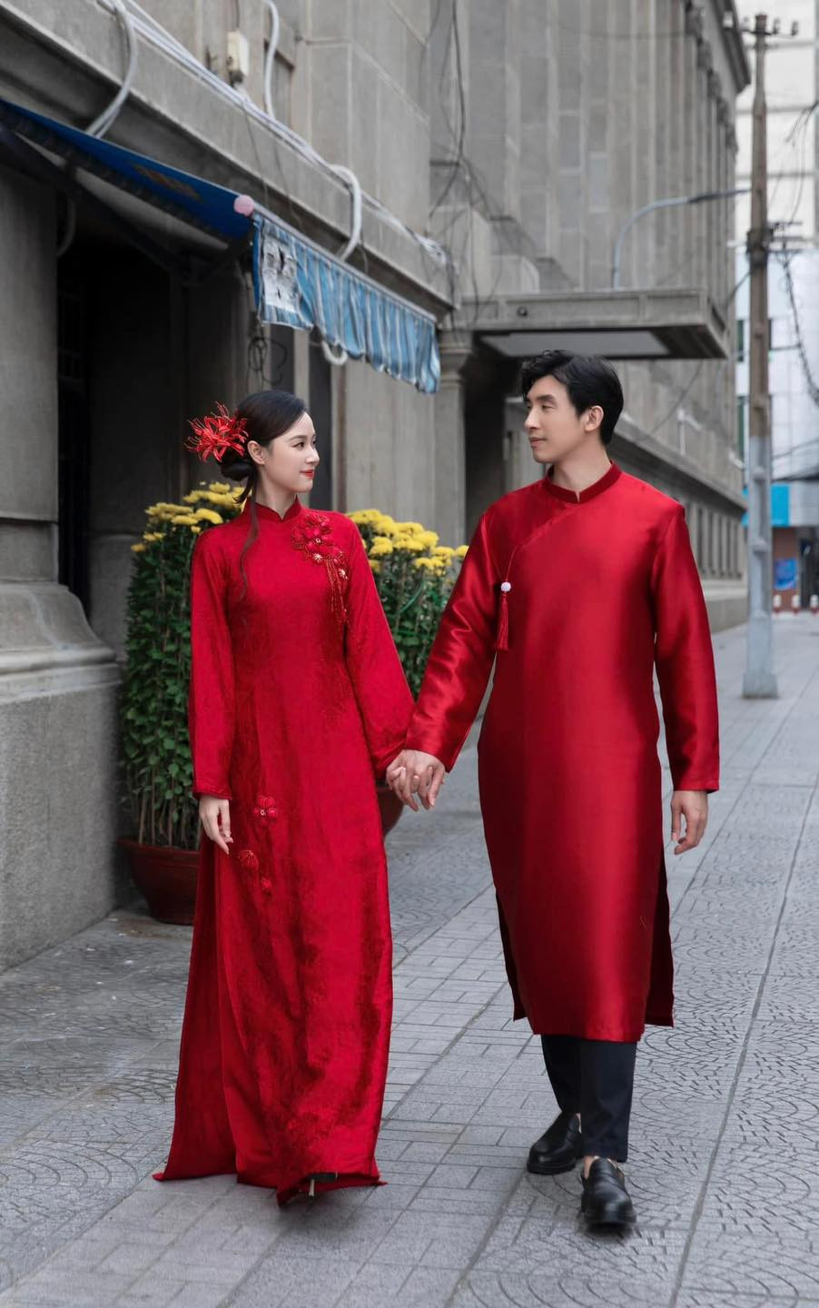 Midu cùng chồng thiếu gia Minh Đạt có tạo hình khai xuân rực rỡ.