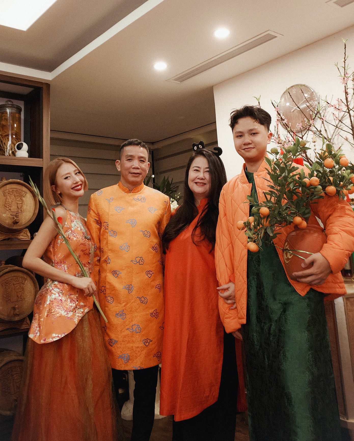 Quỳnh Anh Shyn không khiến các tín đồ thời trang thất vọng. Cô nàng chiêu đãi hai tạo hình nổi bật, cá tính ngày đầu năm. Quỳnh Anh Shyn không khiến các tín đồ thời trang thất vọng. Cô nàng chiêu đãi hai tạo hình nổi bật, cá tính ngày đầu năm.