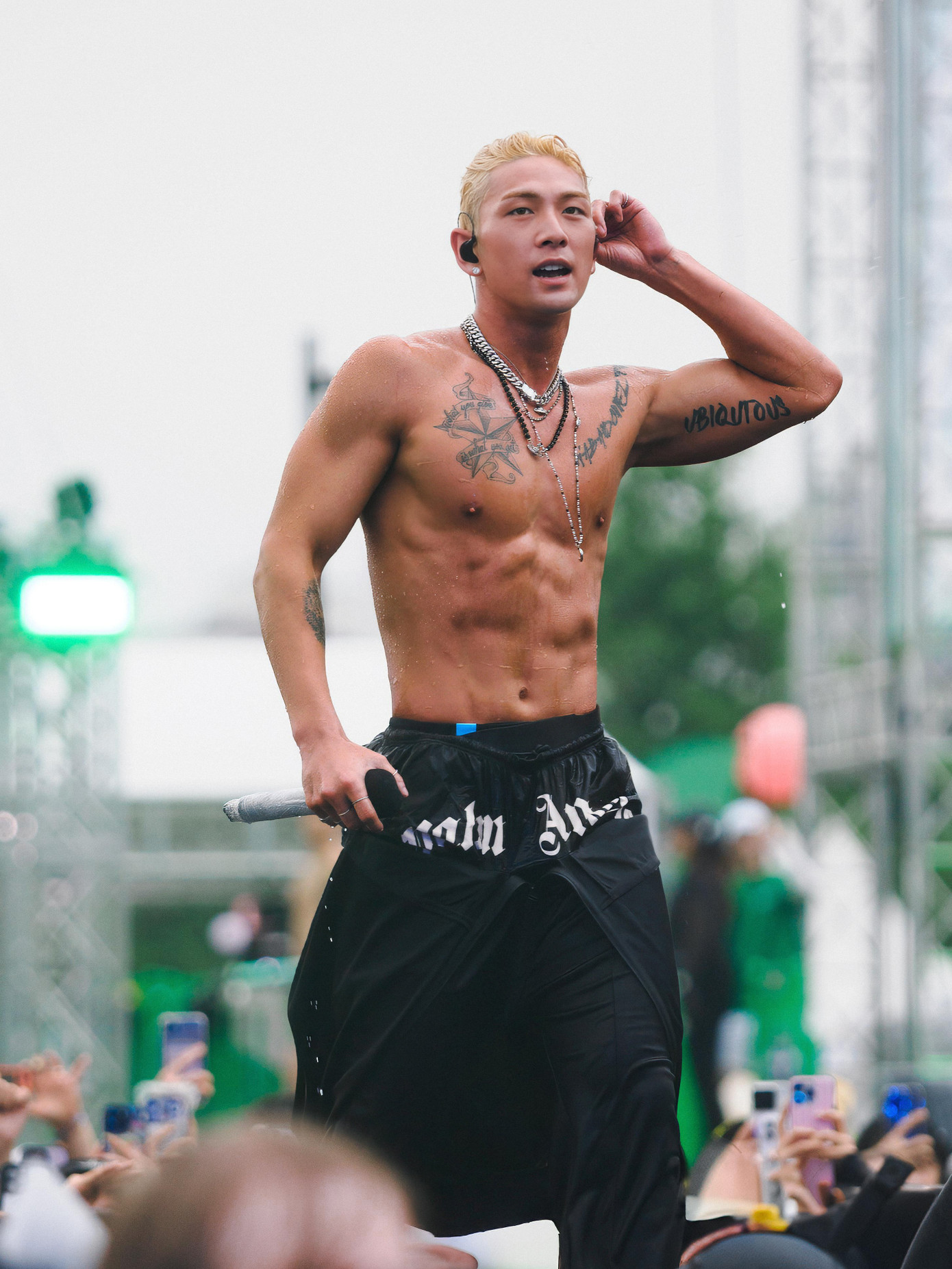 Dàn mỹ nam Ten NCT, Lee Minhyuk BTOB (HUTA) , BAEKHO khoe cơ bụng khiến khán giả "sốt xình xịch".