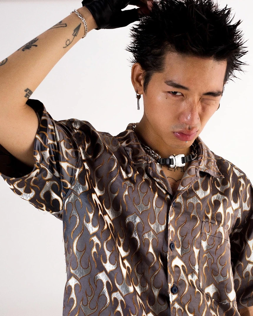 WEAN khi ấy nổi tiếng với vai trò fashionisto. Anh chàng 9X lăng xê gu ăn mặc mang hơi hướng punk kết hợp cùng tinh thần unisex. WEAN khi ấy nổi tiếng với vai trò fashionisto. Anh chàng 9X lăng xê gu ăn mặc mang hơi hướng punk kết hợp cùng tinh thần unisex.