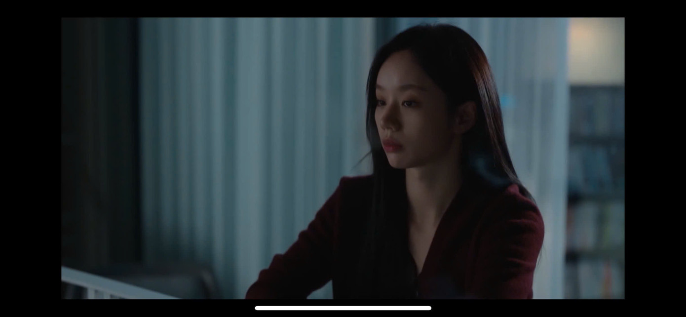 Nội tâm phức tạp, u ám của Jae Yi được thể hiện rõ nét thông qua những bộ cánh tông màu trầm có chi tiết độn vai, xẻ sâu. Nội tâm phức tạp, u ám của Jae Yi được thể hiện rõ nét thông qua những bộ cánh tông màu trầm có chi tiết độn vai, xẻ sâu.