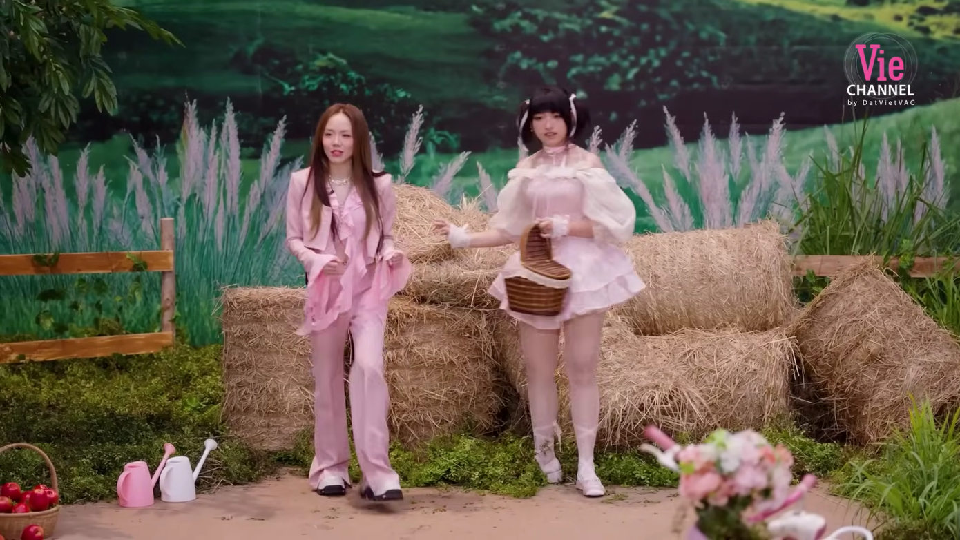 Phương Ly đảm nhận vai trò đội trưởng ở vòng Live stage 3. Giao diện quý cô thanh lịch của "vợ quốc dân" được khen ngợi.