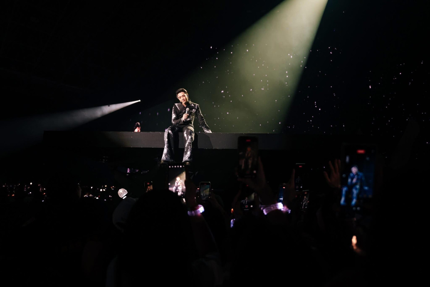 Trở lại với những bản hit sâu lắng, da diết góp phần tạo nên danh xưng hoàng tử ballad, SOOBIN gây thương nhớ trong dáng vẻ lịch lãm.