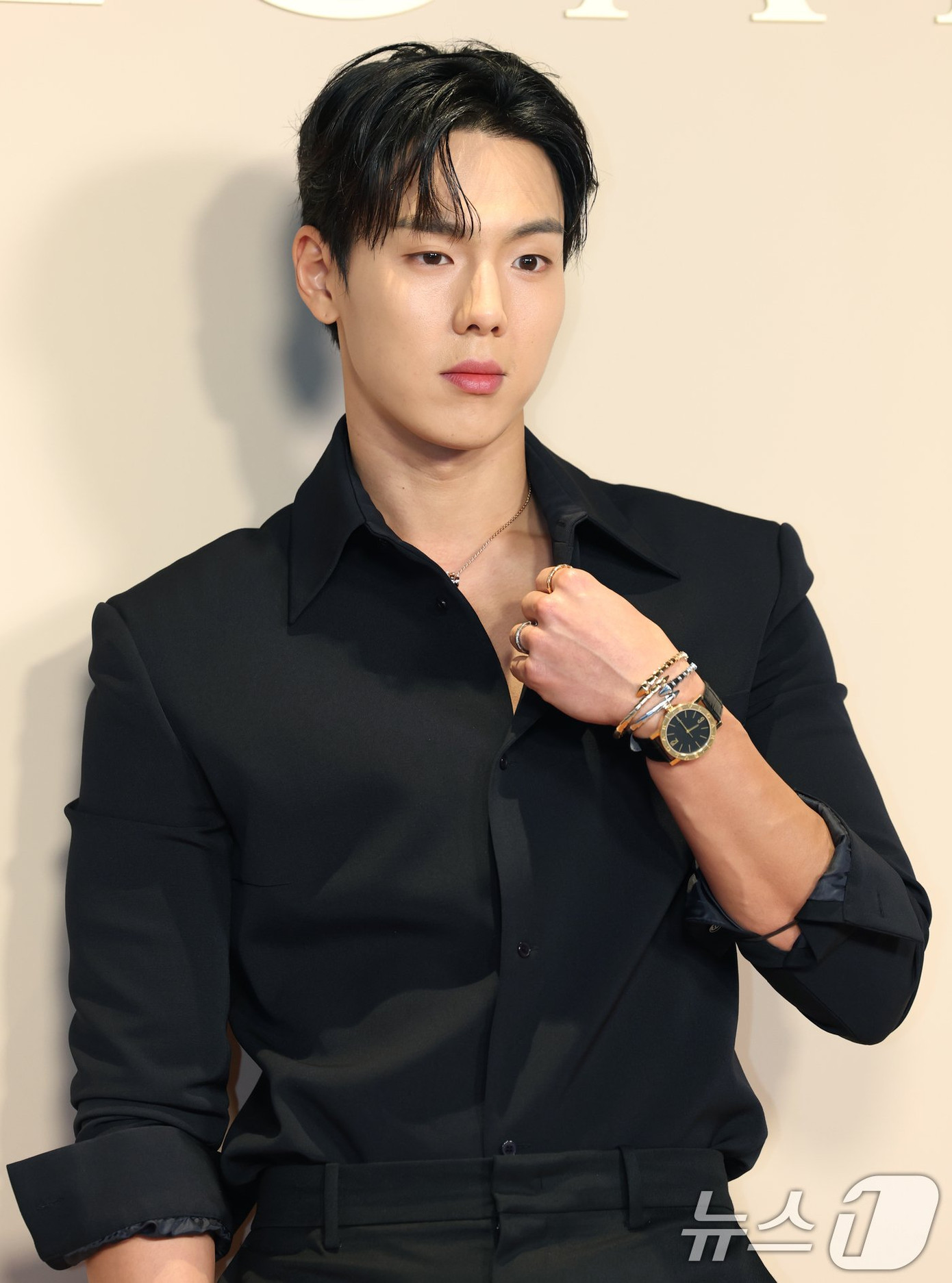 Vẻ ngoài nam tính của Shownu MONSTAR X tại triển lãm BVLGARI. Mỹ nam 33 tuổi lựa chọn trang phục tối giản, tông đen làm nổi bật thiết kế trang sức, đồng hồ BVLGARI.