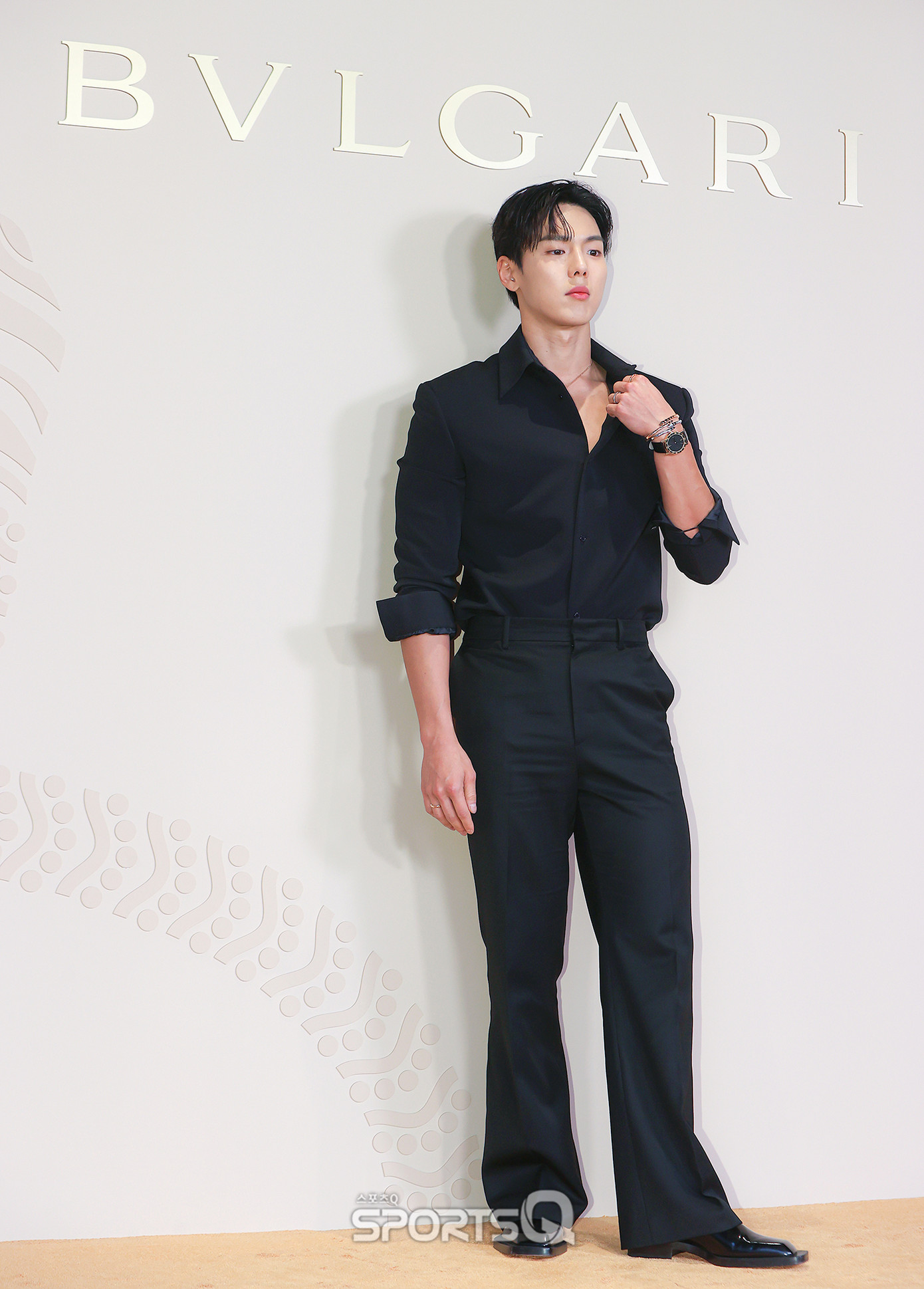 Vẻ ngoài nam tính của Shownu MONSTAR X tại triển lãm BVLGARI. Mỹ nam 33 tuổi lựa chọn trang phục tối giản, tông đen làm nổi bật thiết kế trang sức, đồng hồ BVLGARI.