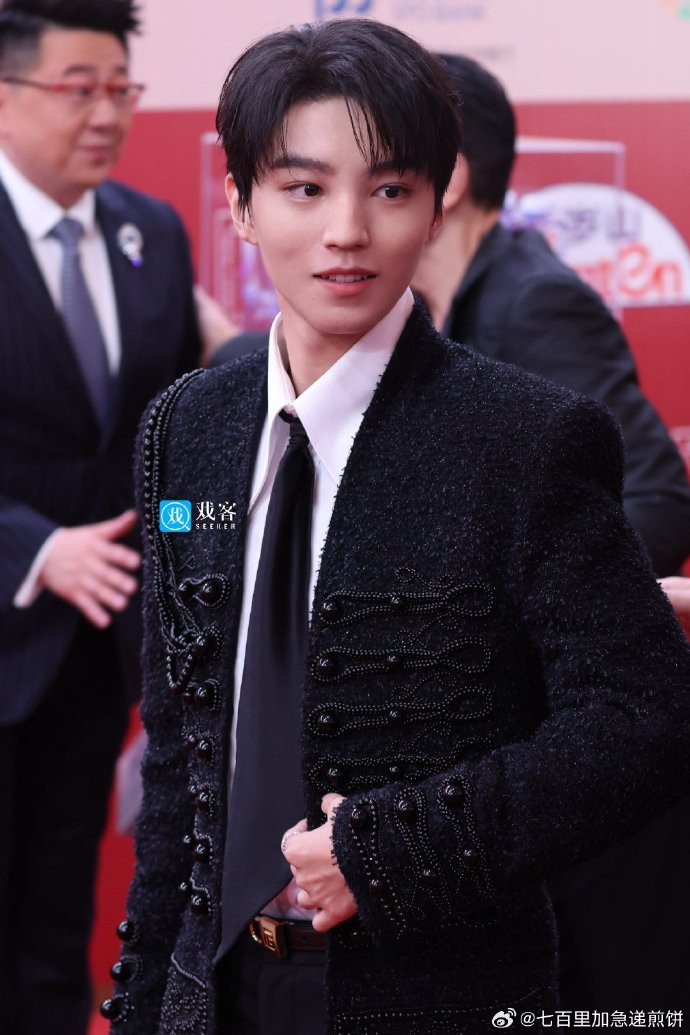 Vương Tuấn Khải ghi điểm nhờ thiết kế áo khoác đính kết cầu kỳ, phong cách trẻ trung.