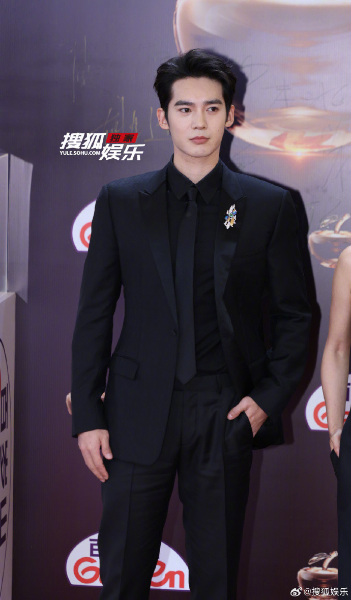 Vu Thích khoe visual cực bén trong âu phục tối màu, cài áo của Chaumet.