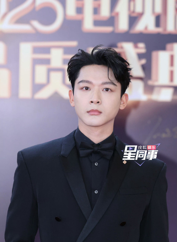 Trương Vãn Ý diện âu phục đen tối giản. Qua ống kính truyền thông Trung Quốc, sao nam Cẩm Tú An Ninh trông có vẻ căng thẳng, thiếu tự nhiên.