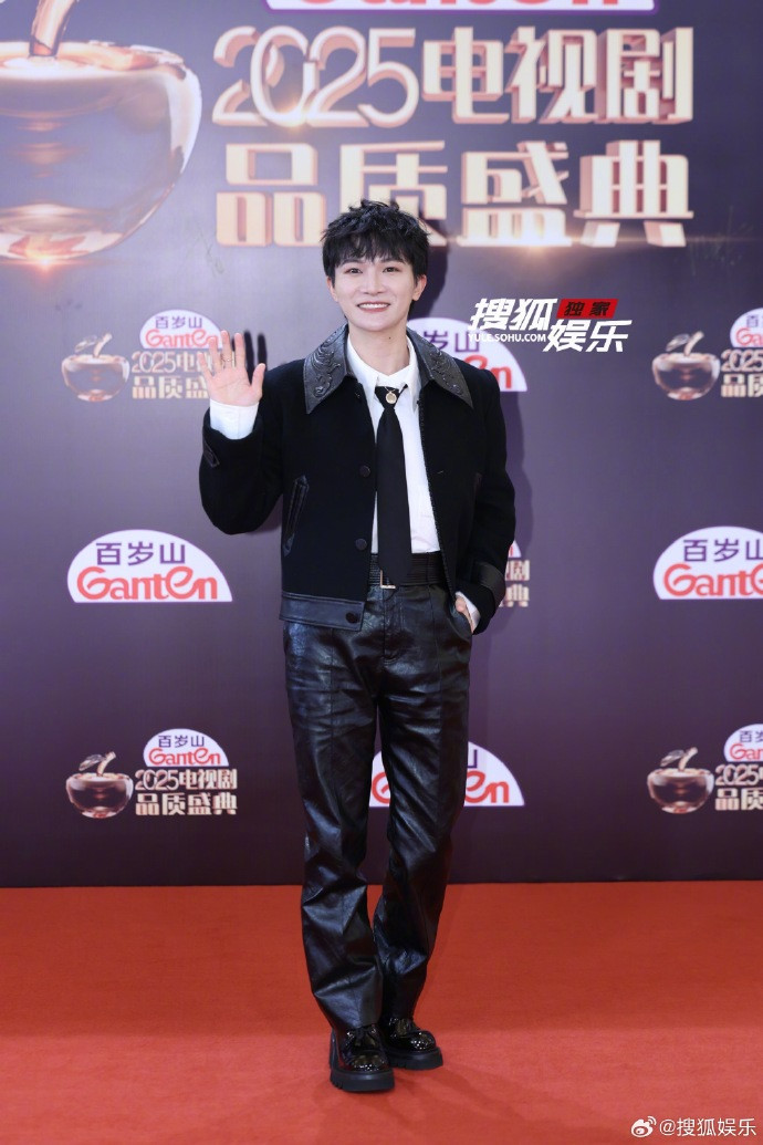 Châu Thâm tạo điểm nhấn cho tạo hình nhờ lựa chọn các thiết kế phối da.