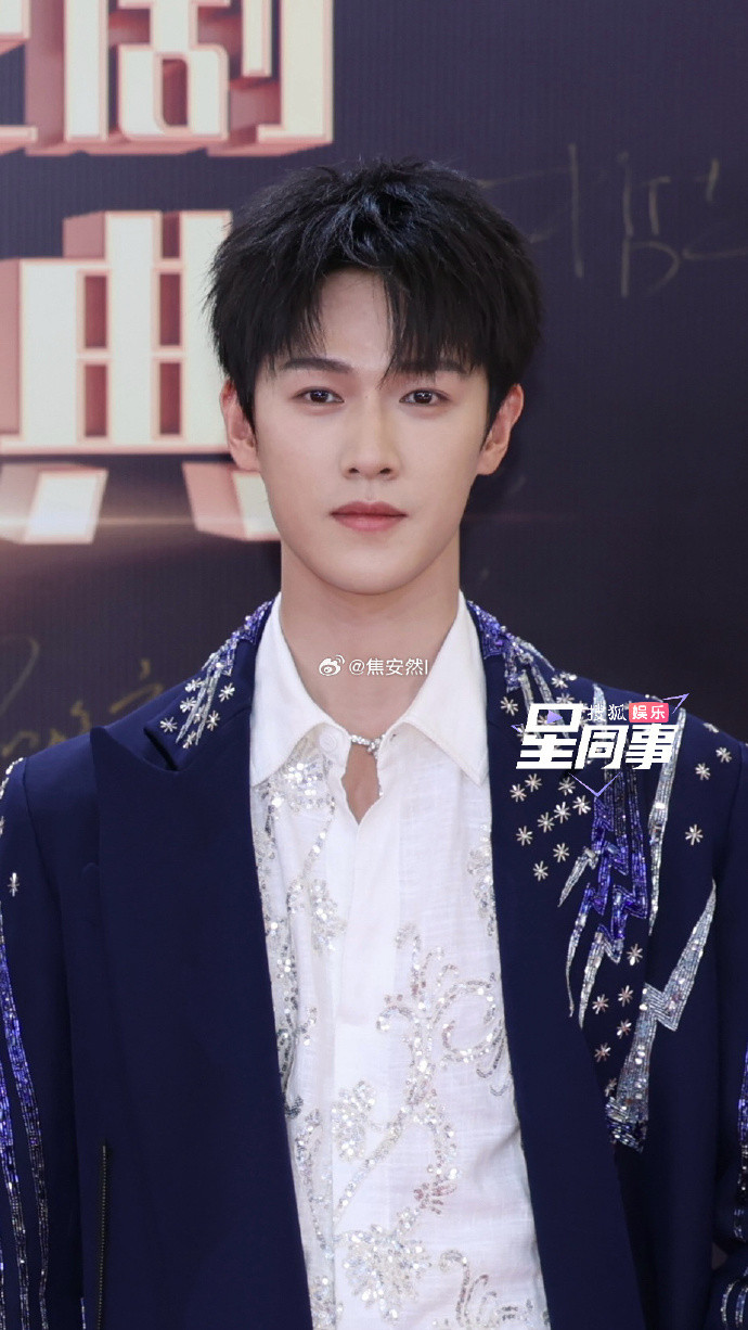 Khí chất nho nhã, thanh lịch của Lý Quân Nhuệ trong thiết kế thêu kim tuyến cầu kỳ nhận về phản hồi tích cực.