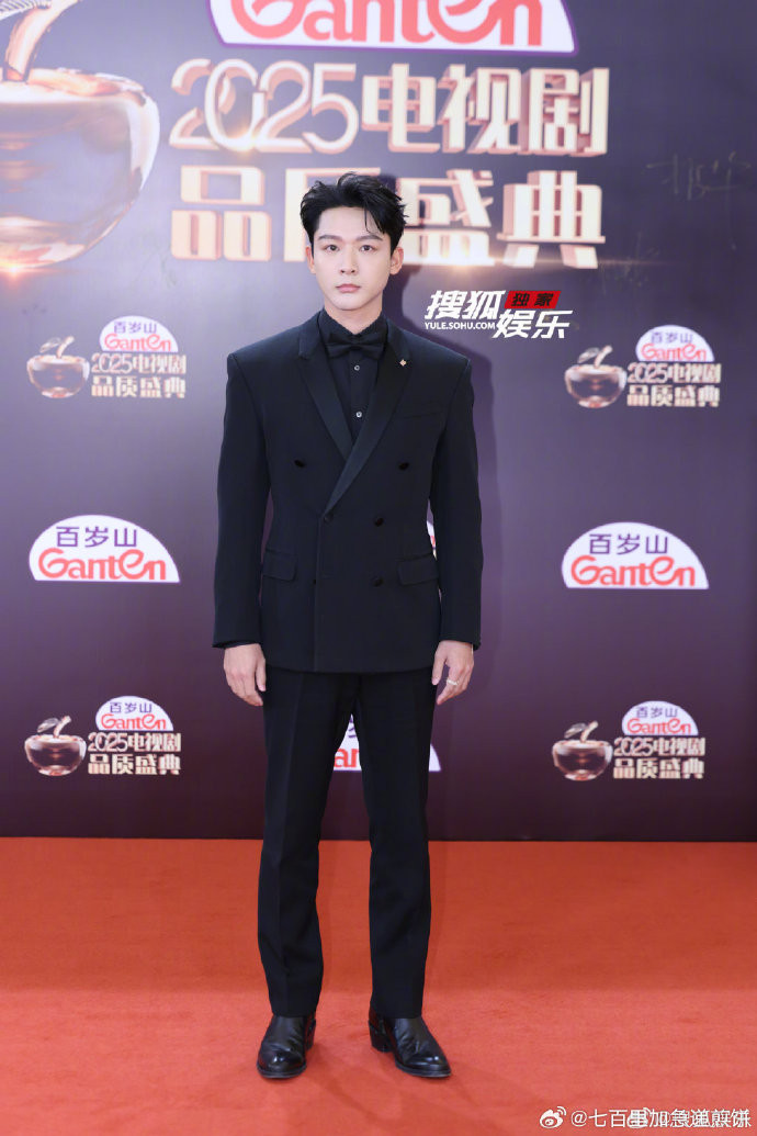 Trương Vãn Ý diện âu phục đen tối giản. Qua ống kính truyền thông Trung Quốc, sao nam Cẩm Tú An Ninh trông có vẻ căng thẳng, thiếu tự nhiên.