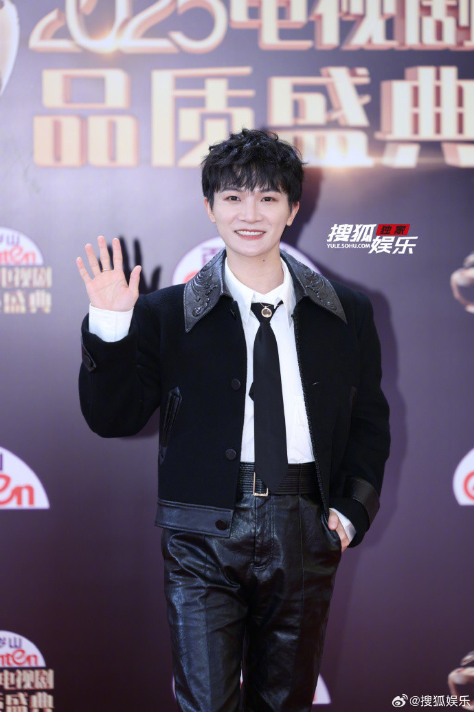 Châu Thâm tạo điểm nhấn cho tạo hình nhờ lựa chọn các thiết kế phối da.