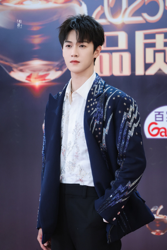 Khí chất nho nhã, thanh lịch của Lý Quân Nhuệ trong thiết kế thêu kim tuyến cầu kỳ nhận về phản hồi tích cực.